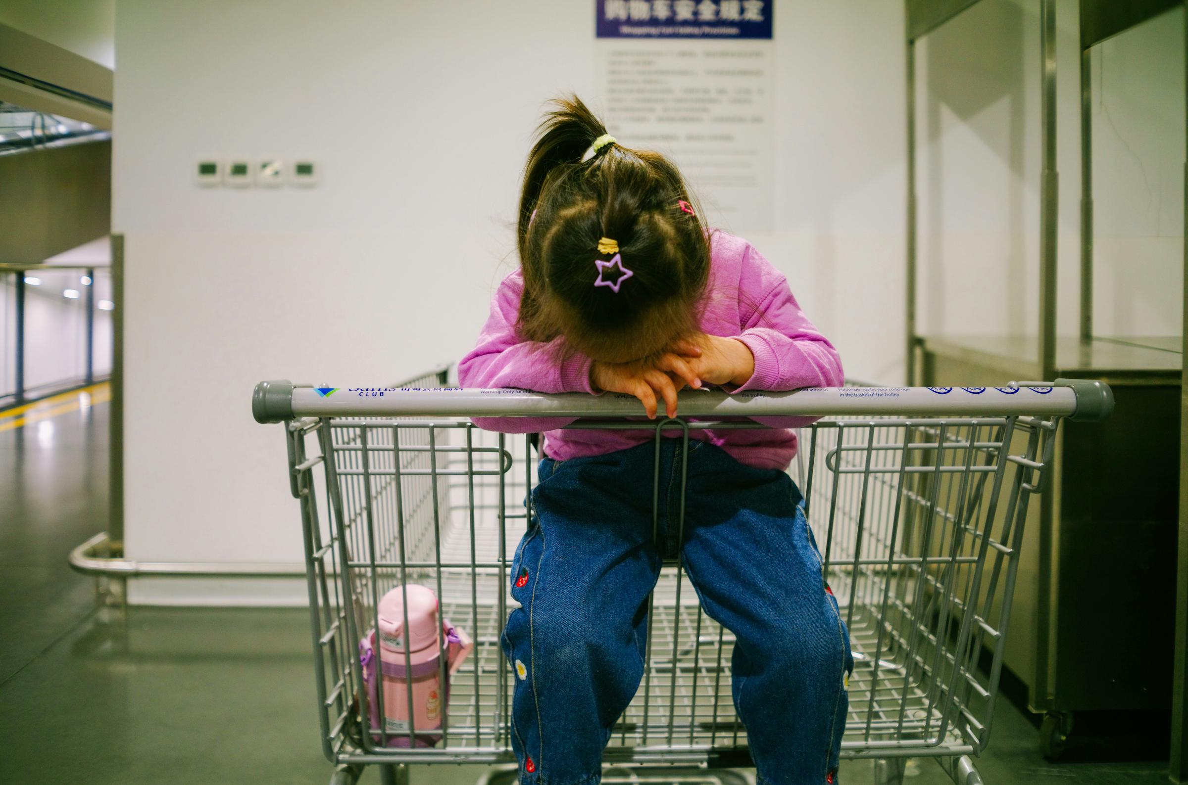 Una niña llorando en un carrito de la compra | Fuente: Unsplash