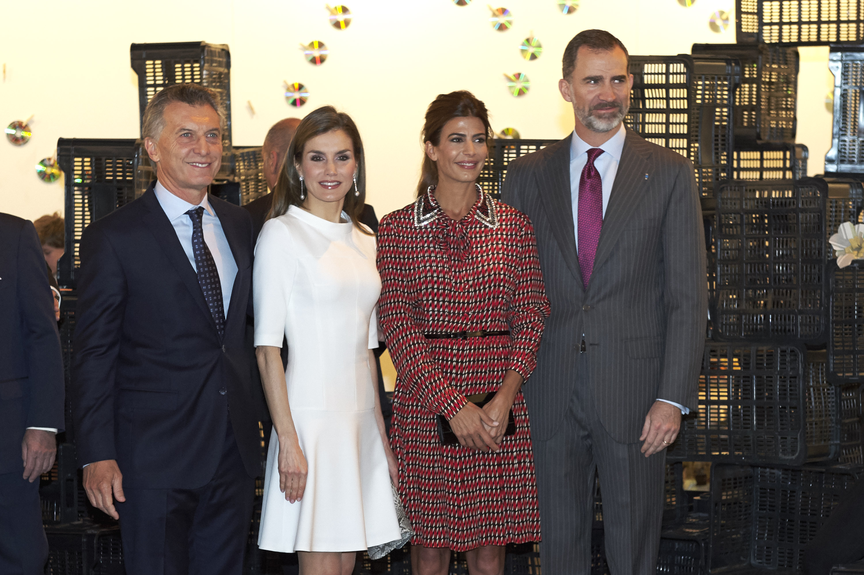 El rey Felipe VI, la reina Letizia, el presidente argentino Mauricio Macri y su esposa Juliana Awada asisten a la inauguración de ARCO 2017 (Feria de Arte Contemporáneo) en Ifema el 23 de febrero de 2017 en Madrid, España. | Fuente: Getty Images