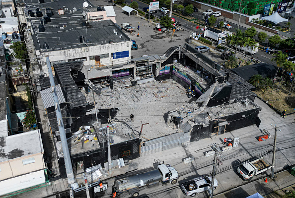 Esta vista aérea muestra la zona despejada tras el colapso del techo en la discoteca Jet Set, en Santo Domingo, el 11 de abril de 2025 | Fuente: Getty Images