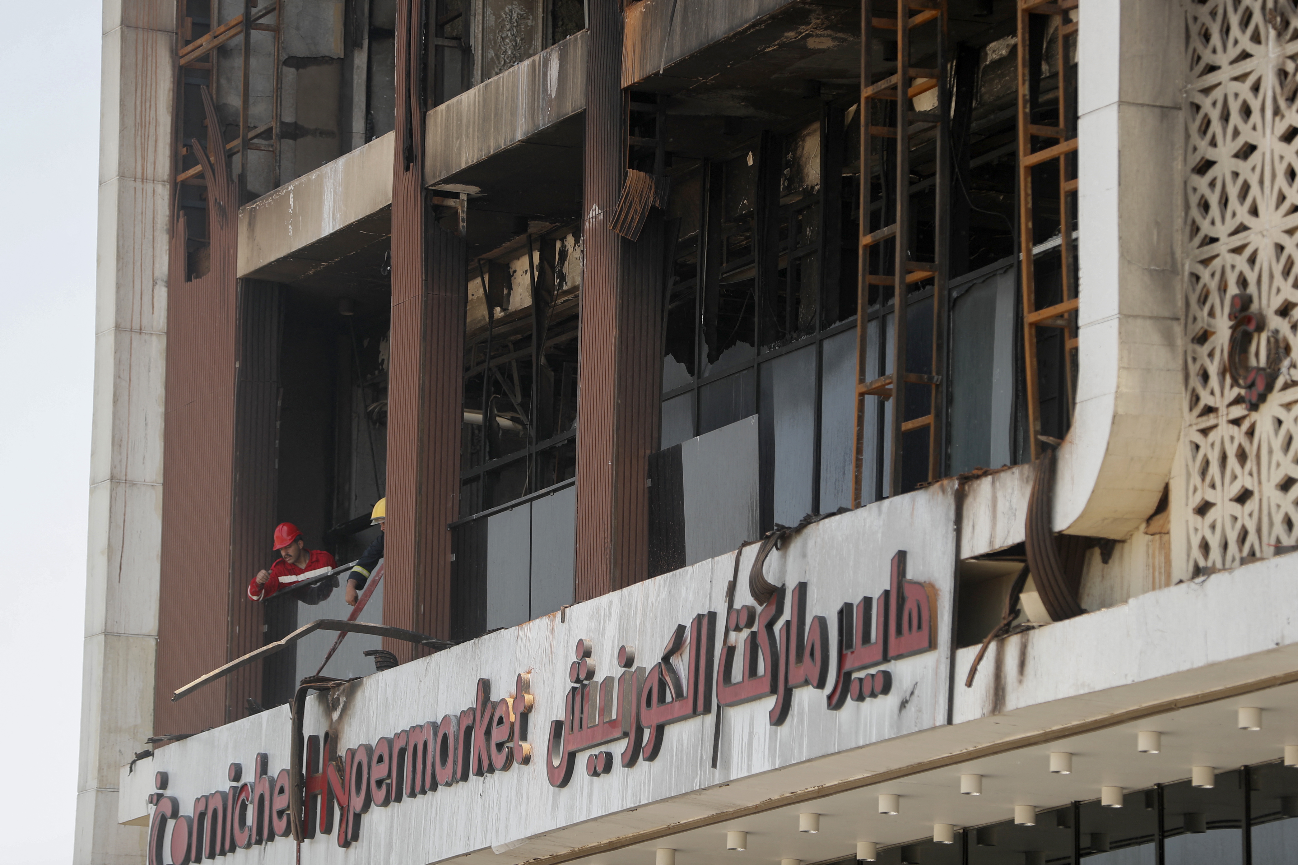 Un equipo de emergencia limpia escombros y restos del dañado centro comercial Hyper Mall en Kut, Irak, el 17 de julio de 2025. | Fuente: Getty Images