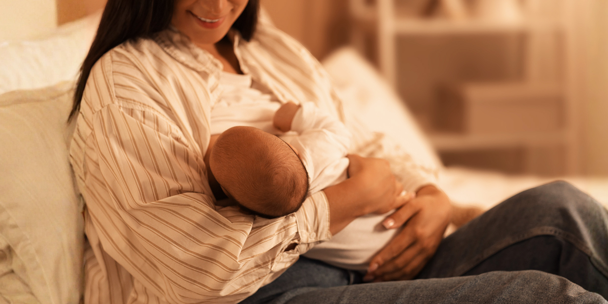 Una mujer dando de comer a un bebé | Fuente: Shutterstock