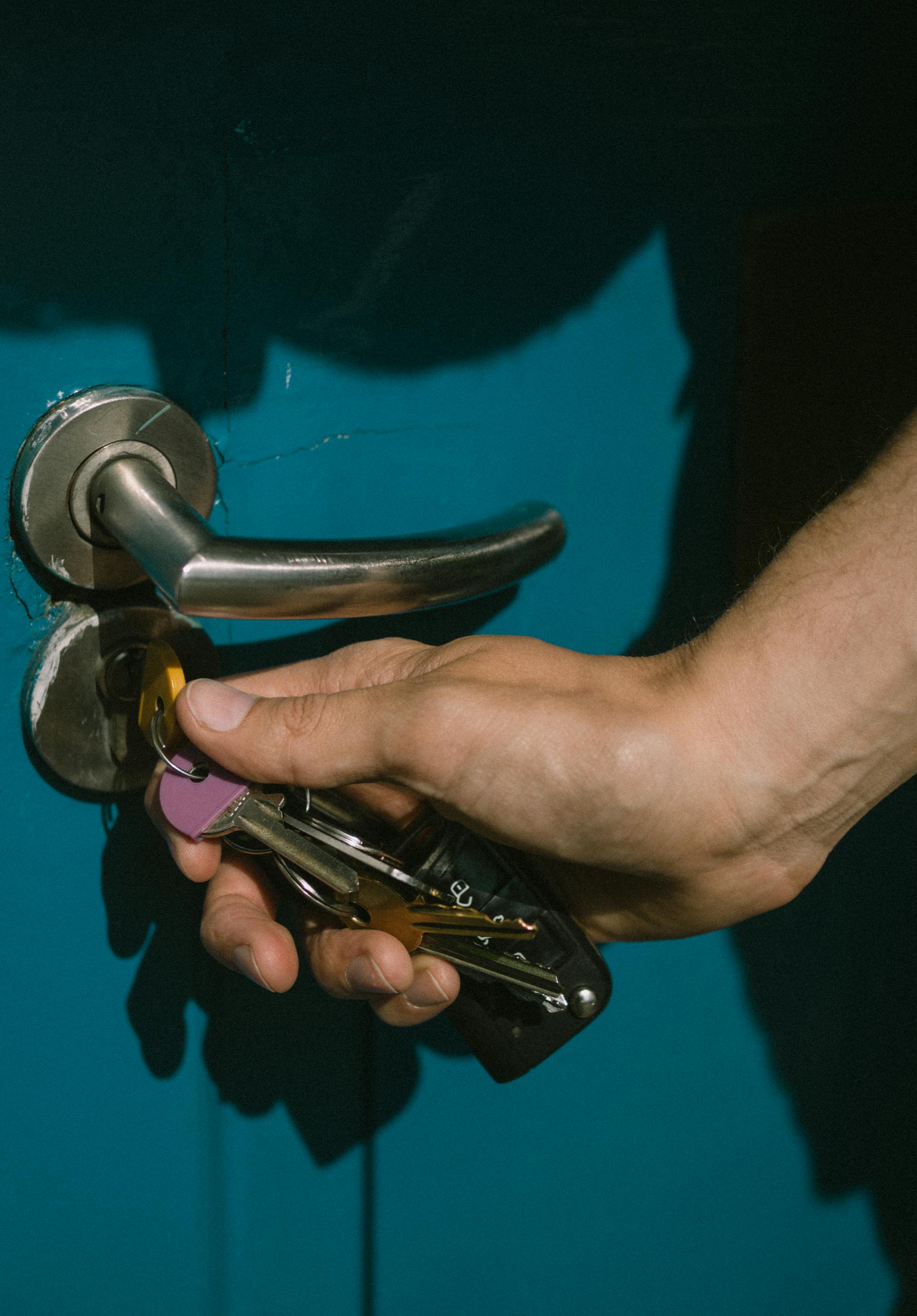 Primer plano de un joven abriendo la puerta | Fuente: Pexels
