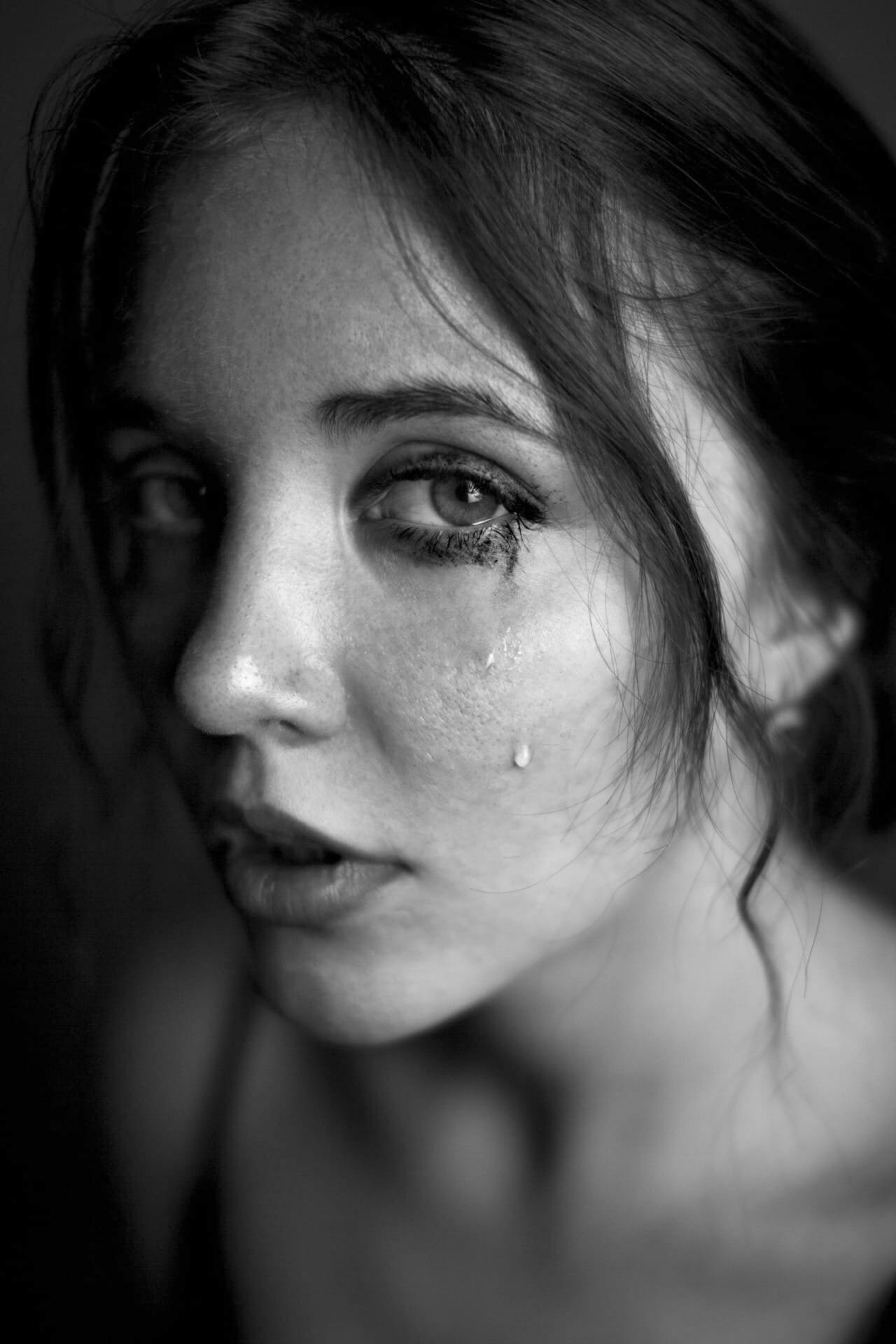 Toma en escala de grises de una mujer con los ojos llorosos | Fuente: Pexels