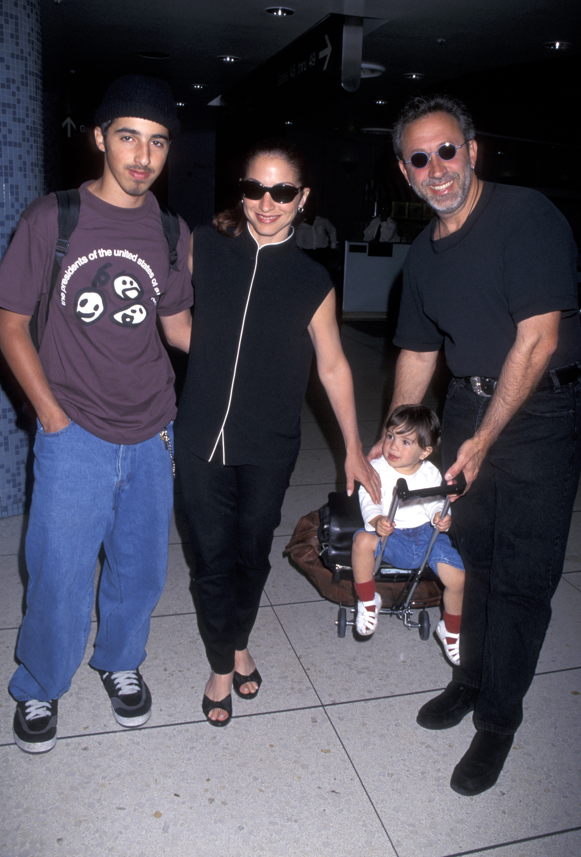 Gloria Estefan, su esposo Emilio Estefan, su hijo Nayib Estefan y su hija Emily Estefan fueron fotografiados el 30 de abril de 1996 en el Aeropuerto Internacional de Los Ángeles, California. | Fuente: Getty Images
