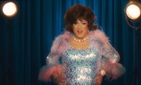 Damián Betular interpretando a Edna Turnblad en el musical "Hairspray". | Fuente: Instagram/@hairsprayelmusical