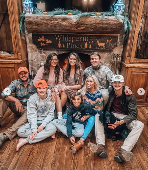 Luke Bryan con su familia, incluidos sus sobrinos adoptivos, de un post fechado el 26 de noviembre de 2021. | Fuente: Instagram/tilcheshire.2