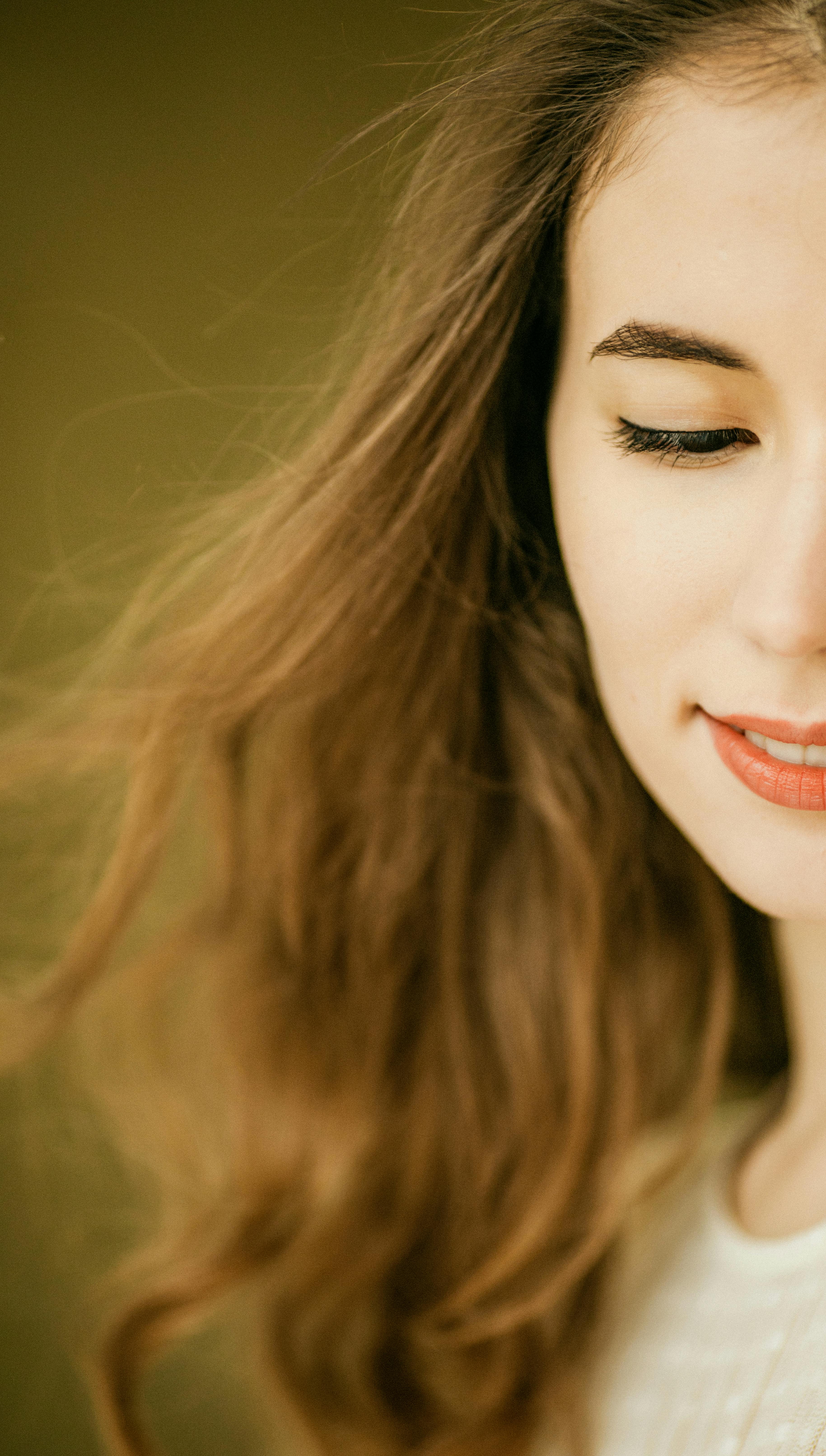 Vista parcial de una mujer mirando hacia abajo | Fuente: Pexels