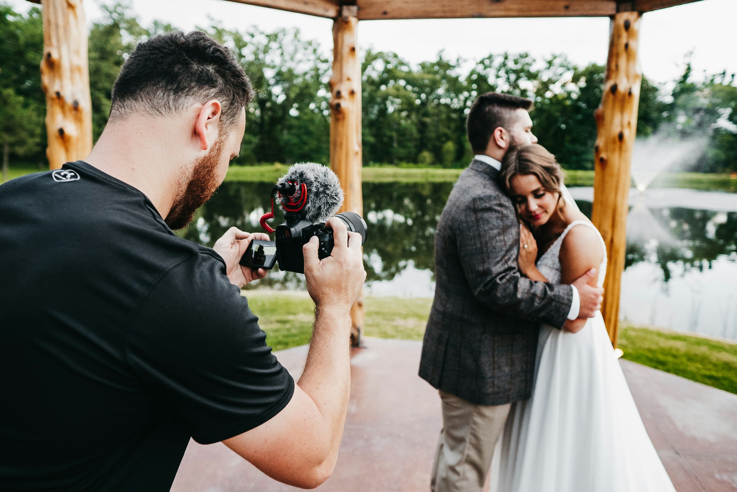 Un hombre haciendo una foto de los novios | Fuente: Unsplash