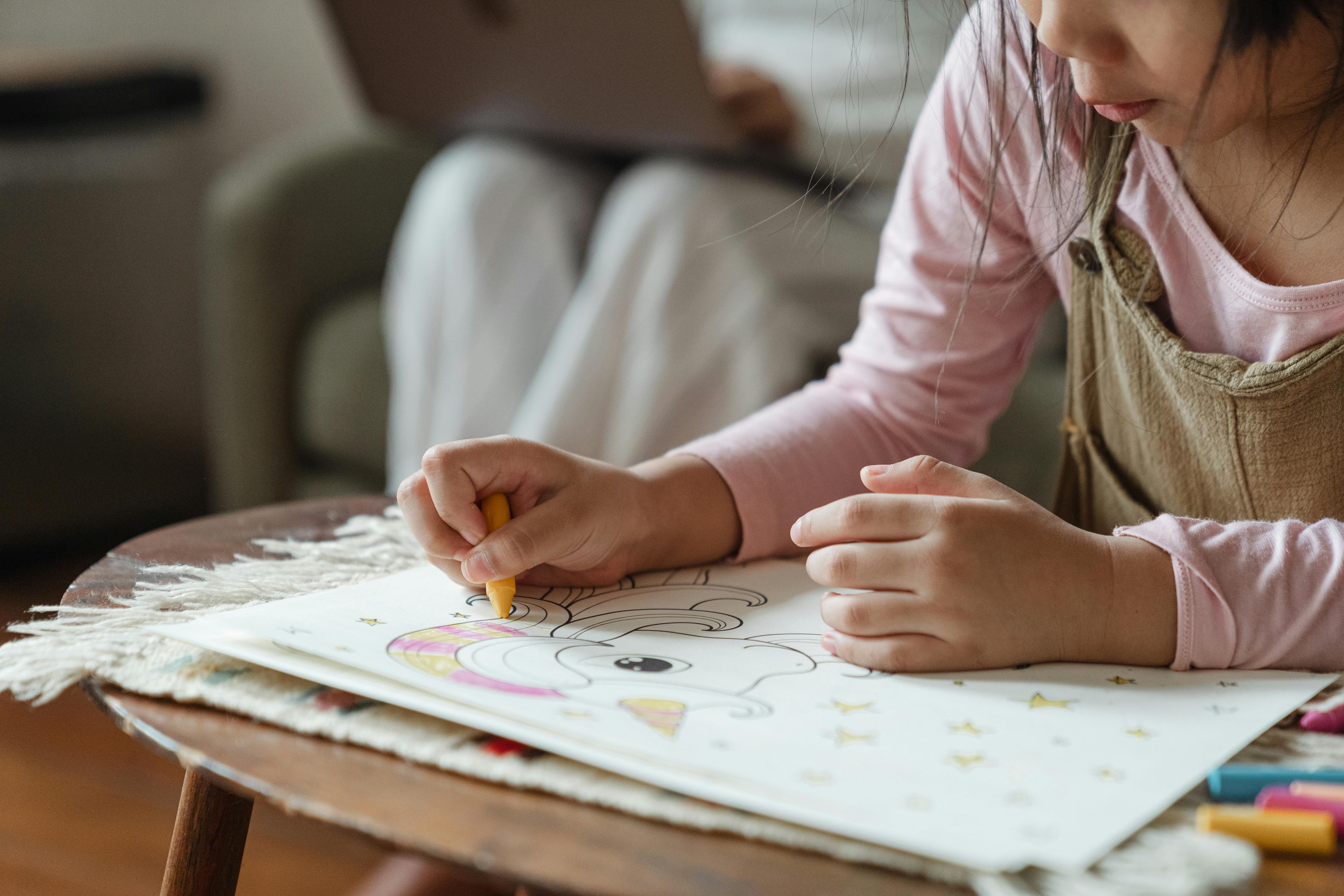 Niña dibujando | Fuente: Pexels