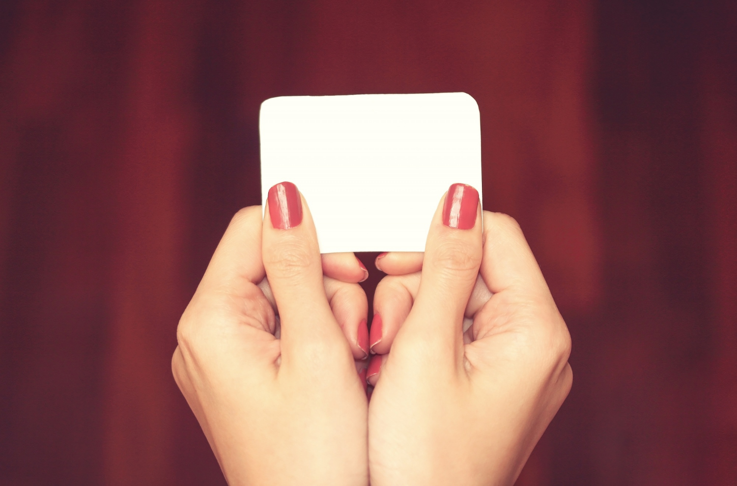 Primer plano de una mujer sujetando un trozo de papel blanco | Fuente: Freepik