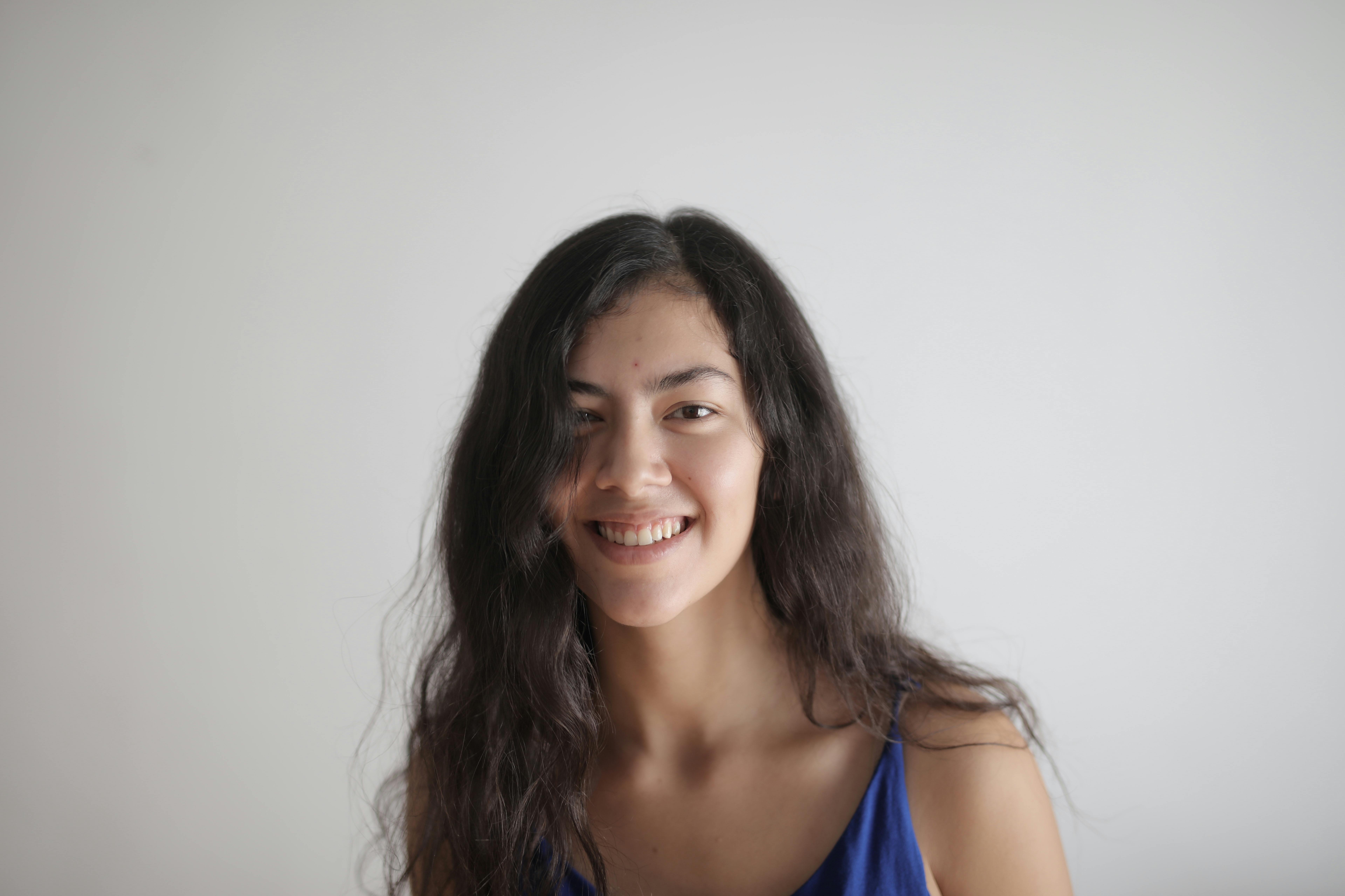 Una mujer sonriendo | Fuente: Pexels