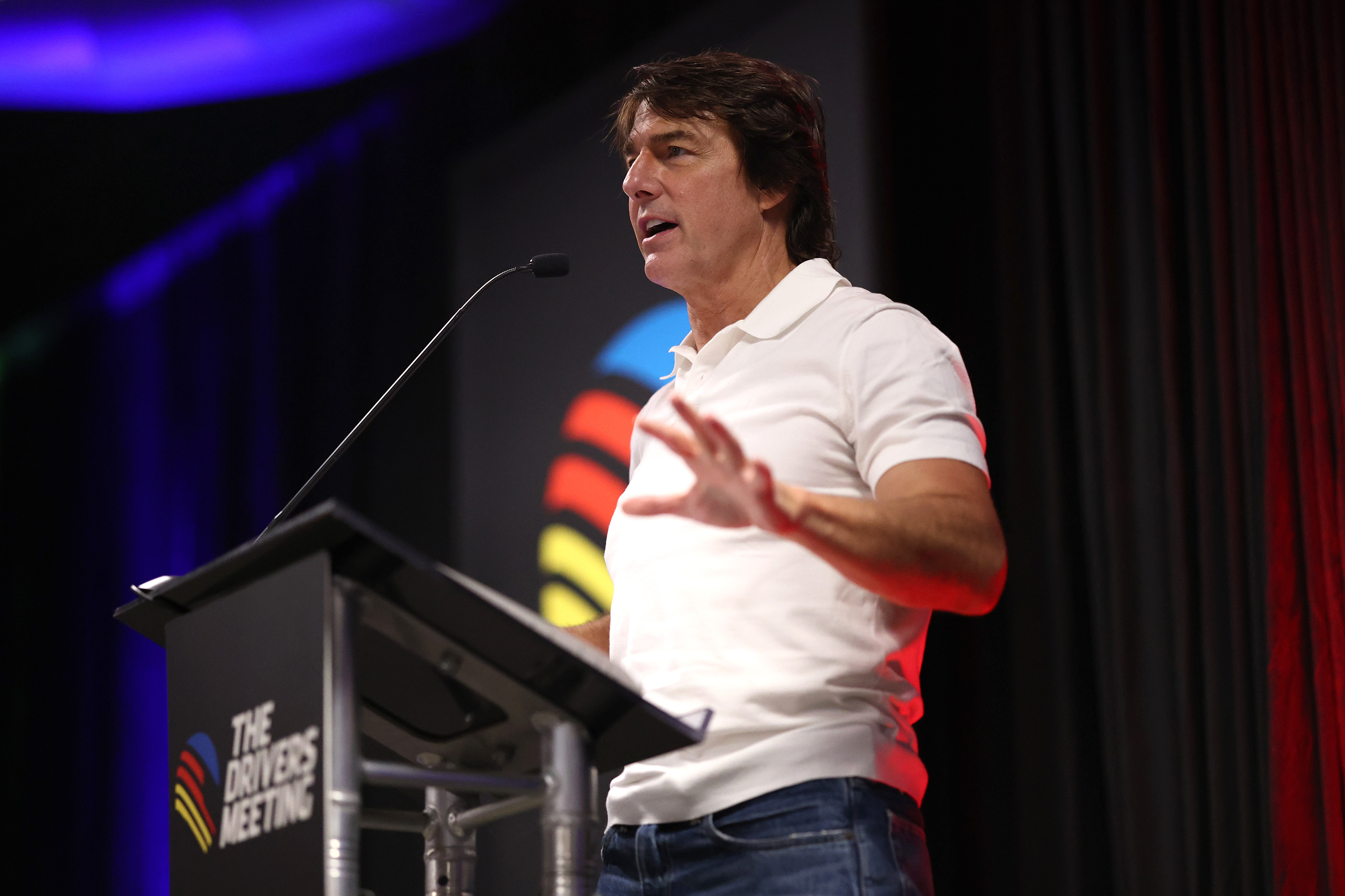 Tom Cruise habla durante una reunión de pilotos en el Daytona International Speedway el 29 de agosto de 2026. Su charla con Taylor Swift en el partido de los Chiefs que hubo después suscitó dudas sobre de qué estaban hablando los dos. | Fuente: Getty Images