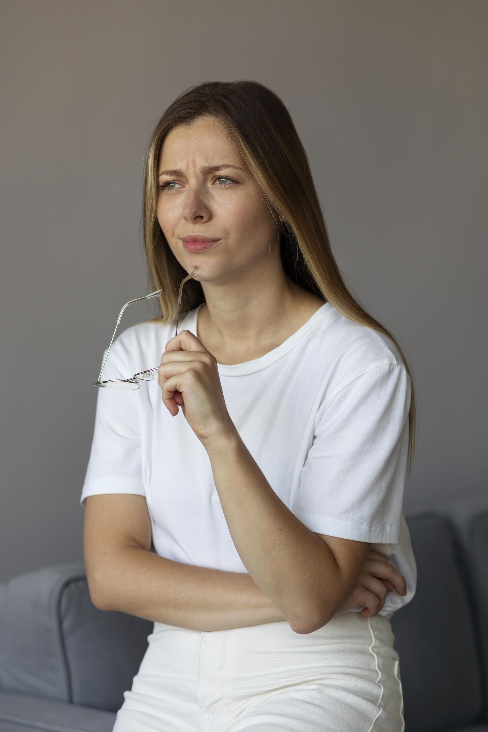 Una mujer preocupada | Fuente: Freepik