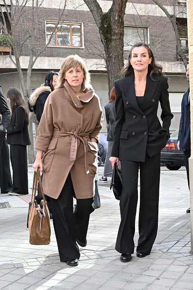 La jefa de la Secretaría de la reina Letizia, Marta Carazo, y la reina Letizia llegan a la capilla ardiente de Fernando Ónega en la Casa de Galicia en Madrid, el 4 de marzo de 2026, en Madrid, España | Fuente: Getty Images