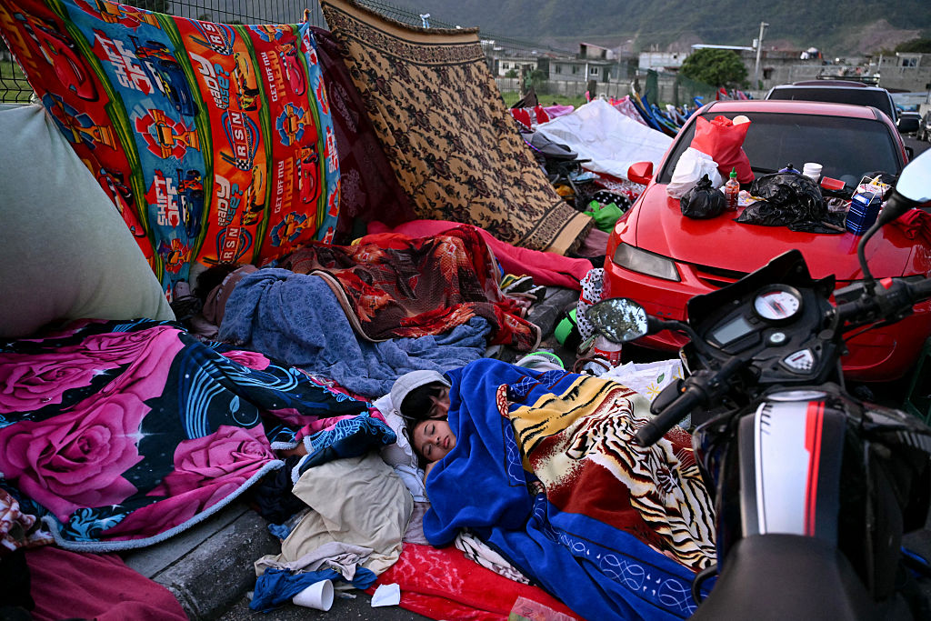 Personas duermen en la calle tras una serie de sismos que sacudieron la zona en Palin, Guatemala, el 9 de julio de 2025. | Foto: Getty Images