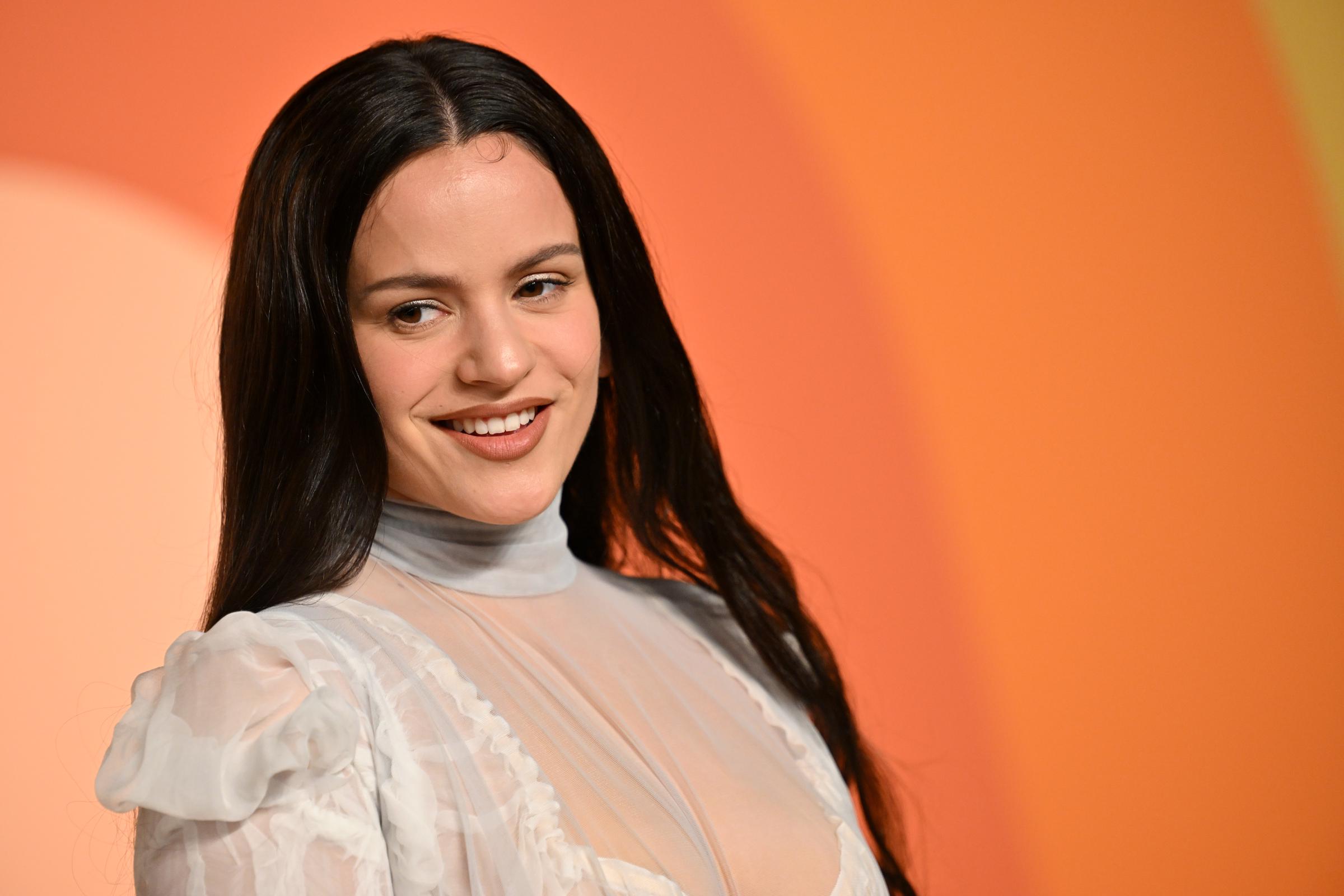 Rosalía asiste a la fiesta de los Óscar de Vanity Fair 2025, organizada por Radhika Jones, en el Centro de Artes Escénicas Wallis Annenberg el 2 de marzo de 2025 en Beverly Hills, California. | Fuente: Getty Images