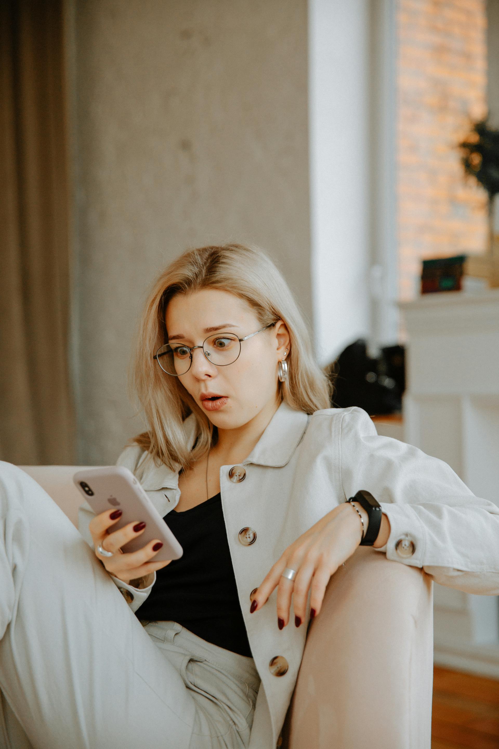 Una mujer mirando atónita su teléfono | Fuente: Pexels