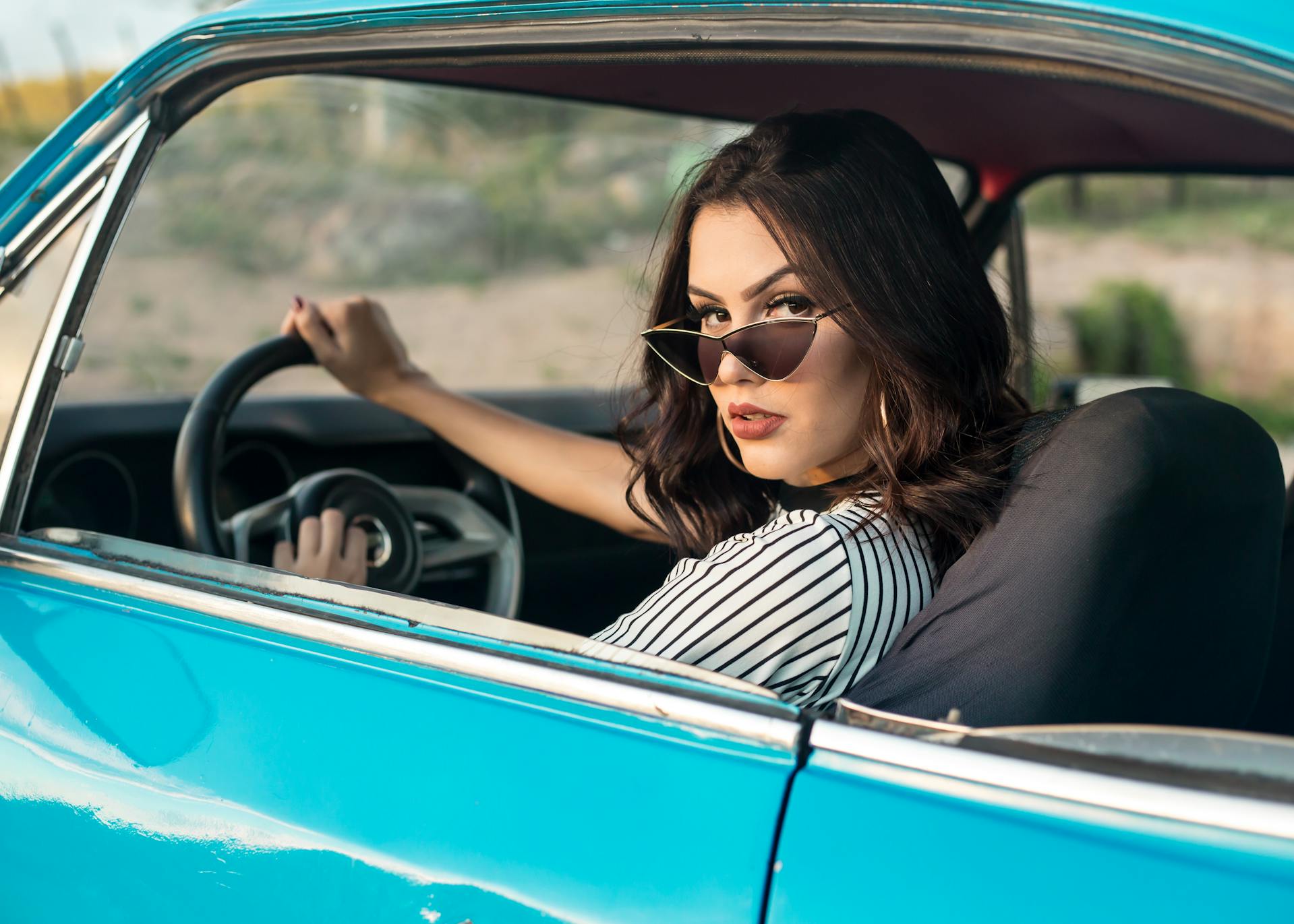 Una mujer conduciendo un automóvil | Fuente: Pexels