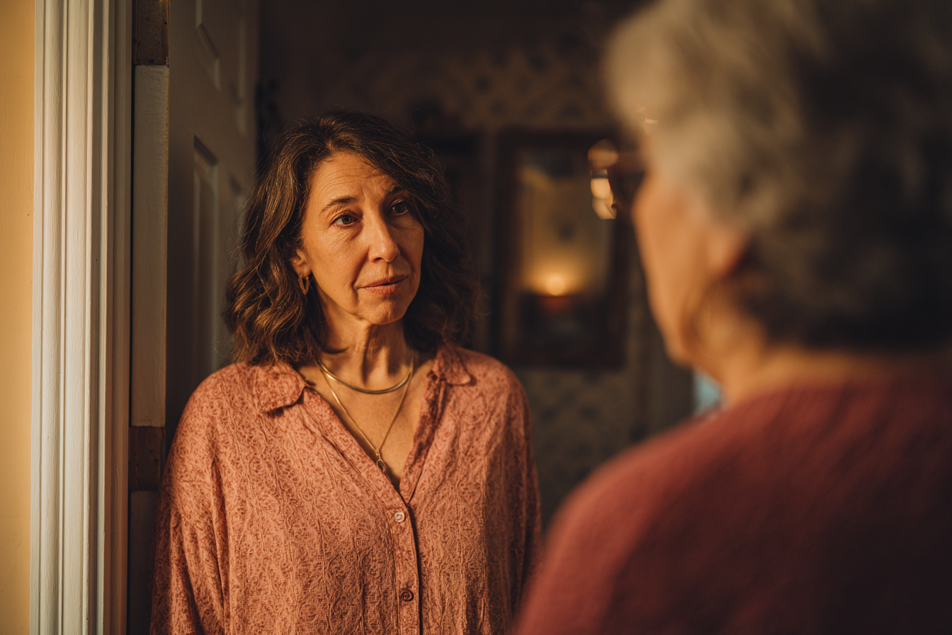 Una mujer hablando con su madre | Fuente: Midjourney