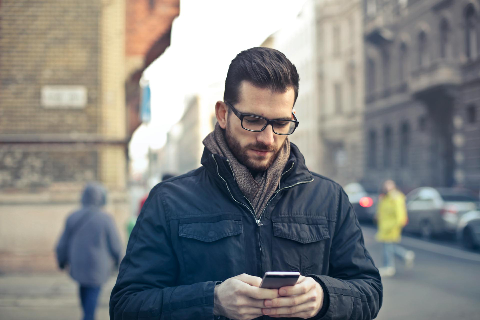 Un hombre ocupado con su teléfono | Fuente: Pexels