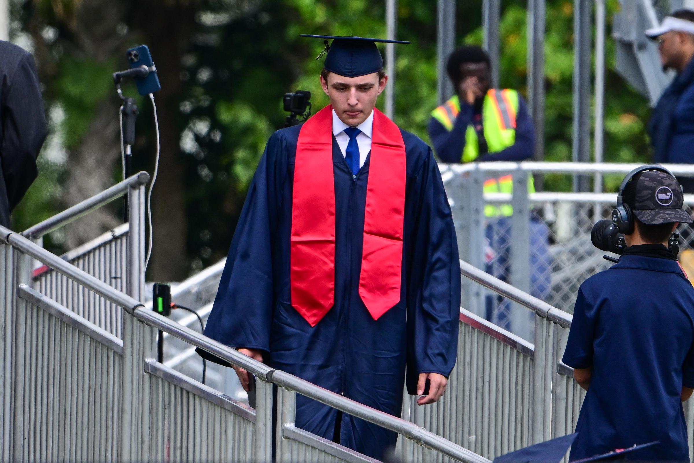 Barron Trump durante su graduación en la Academia Oxbridge de Palm Beach, Florida, el 17 de mayo de 2024. | Fuente: Getty Images