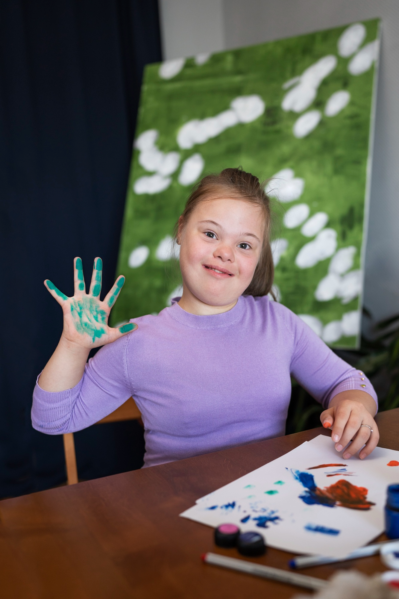 Una niña con síndrome de Down pintando | Fuente: Freepik