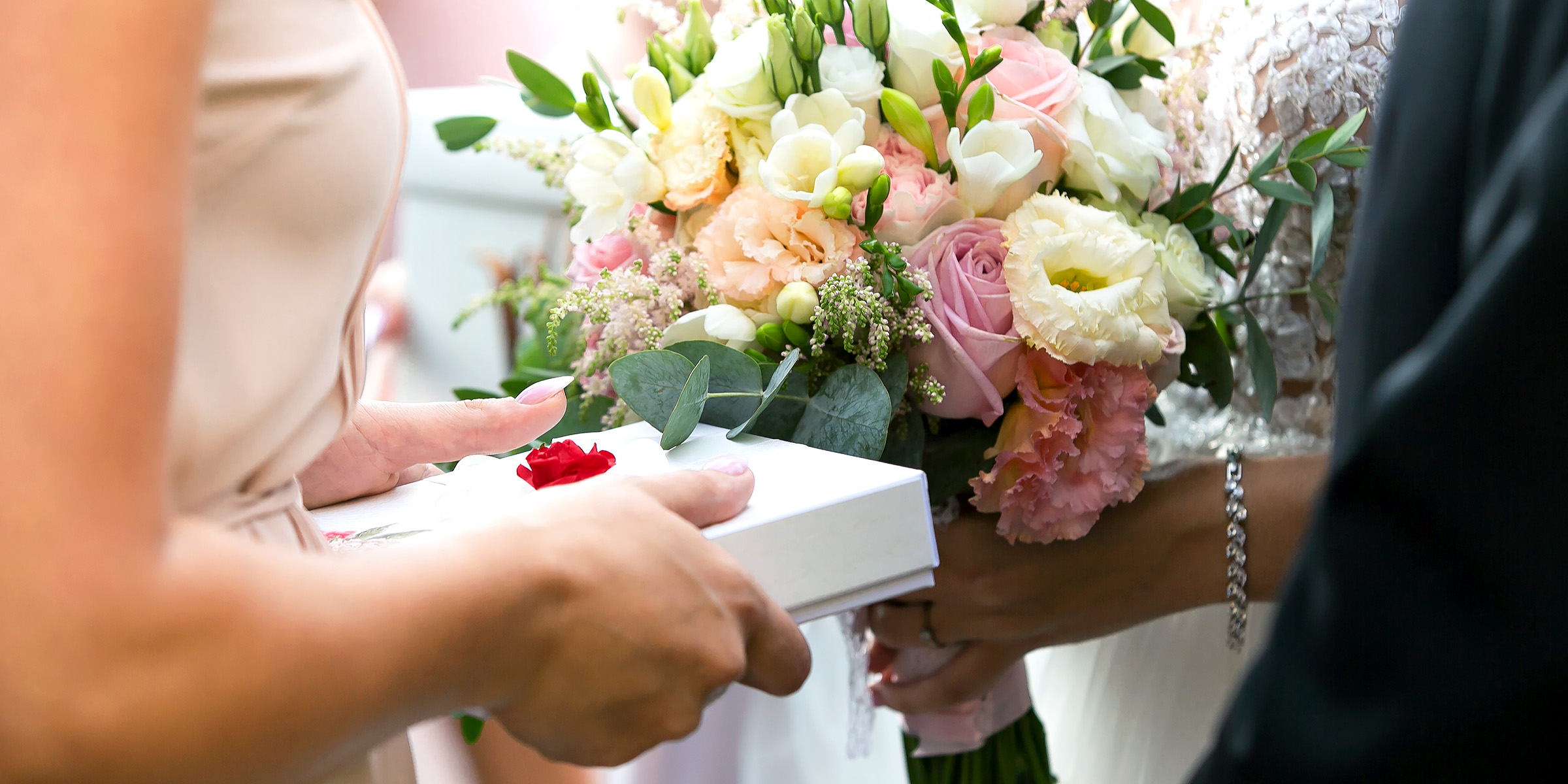 Una persona dando un regalo a una novia | Fuente: Shutterstock