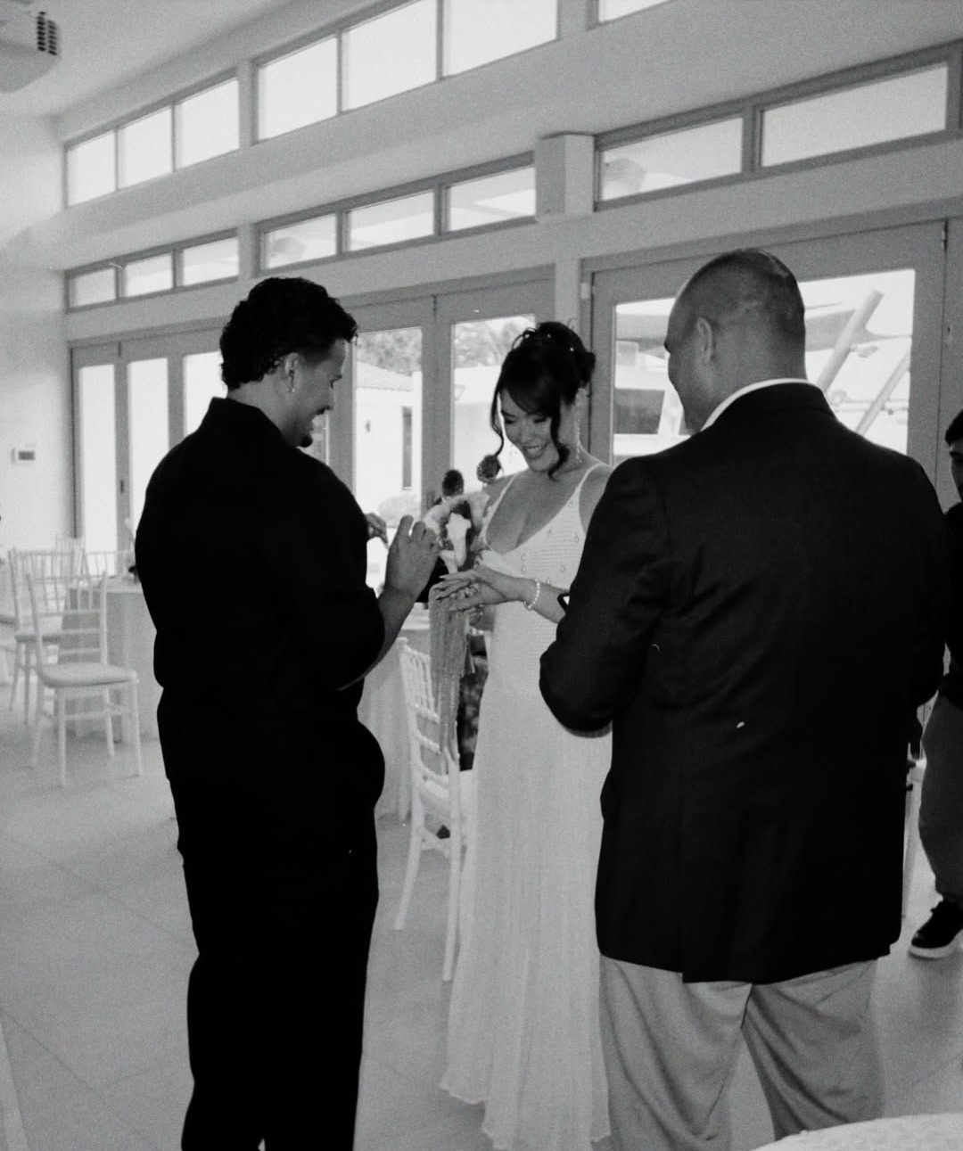 Jesaaelys Ayala González junto a su esposo, Carlos Olmo, en su boda | Fuente: Instagram/jesaaelys