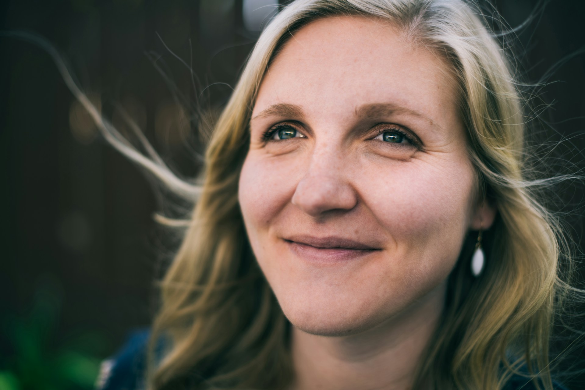 Una mujer sonriendo a alguien | Fuente: Unsplash