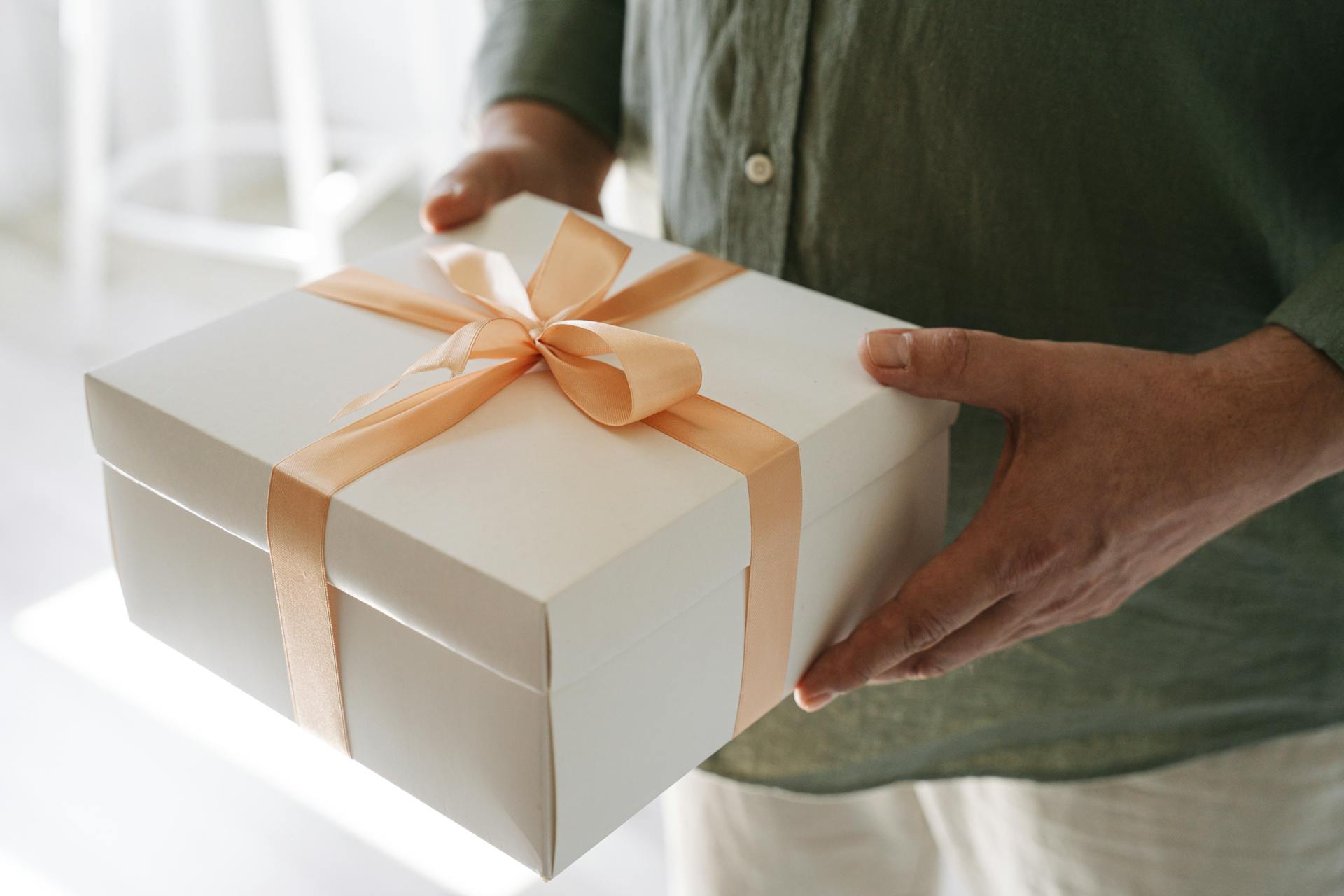 Un hombre con una caja de regalo | Fuente: Pexels