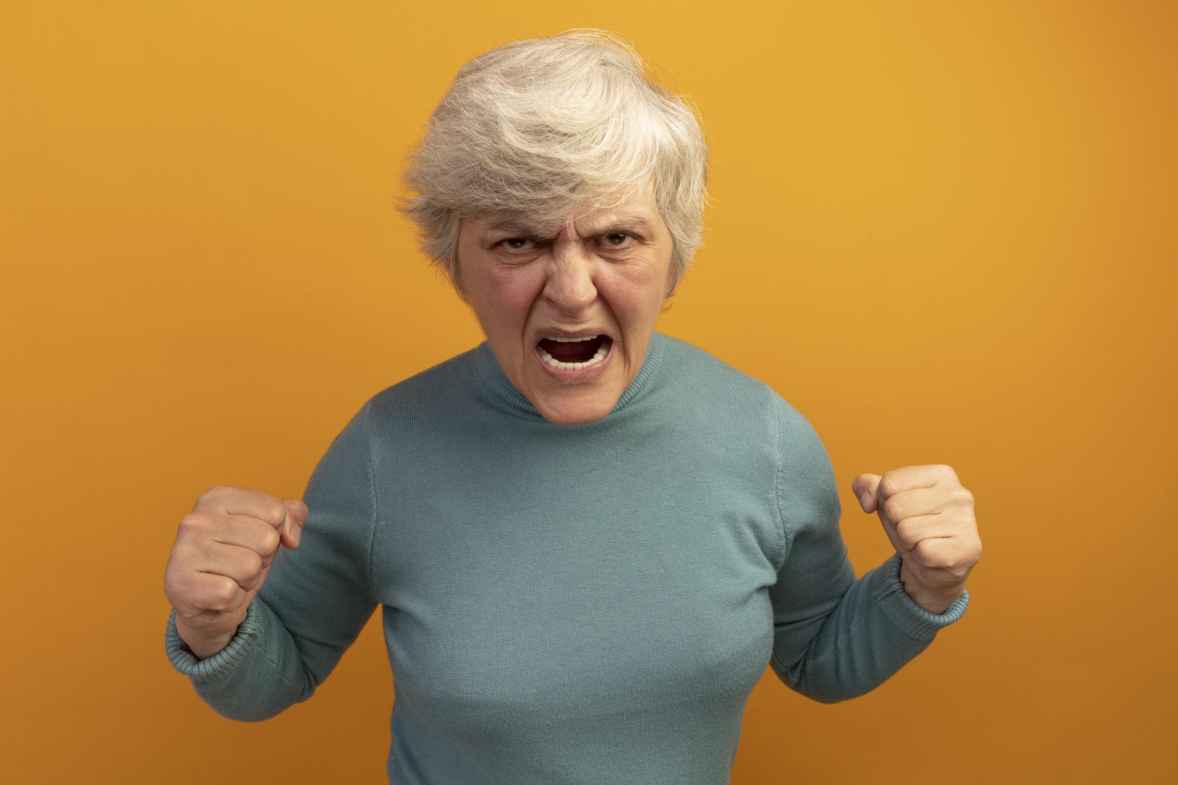 Una mujer enfadada gritando | Fuente: Freepik