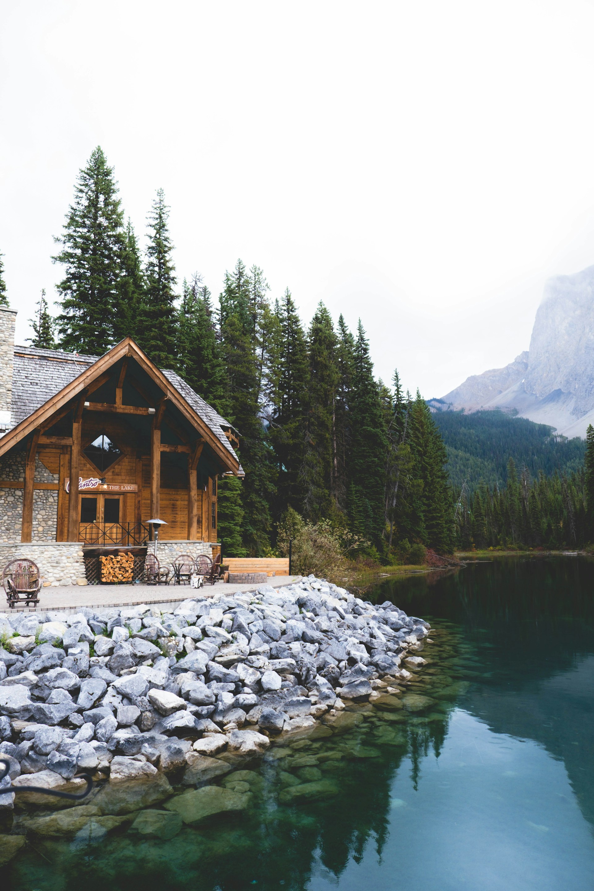Una cabaña junto al lago | Fuente: Unsplash