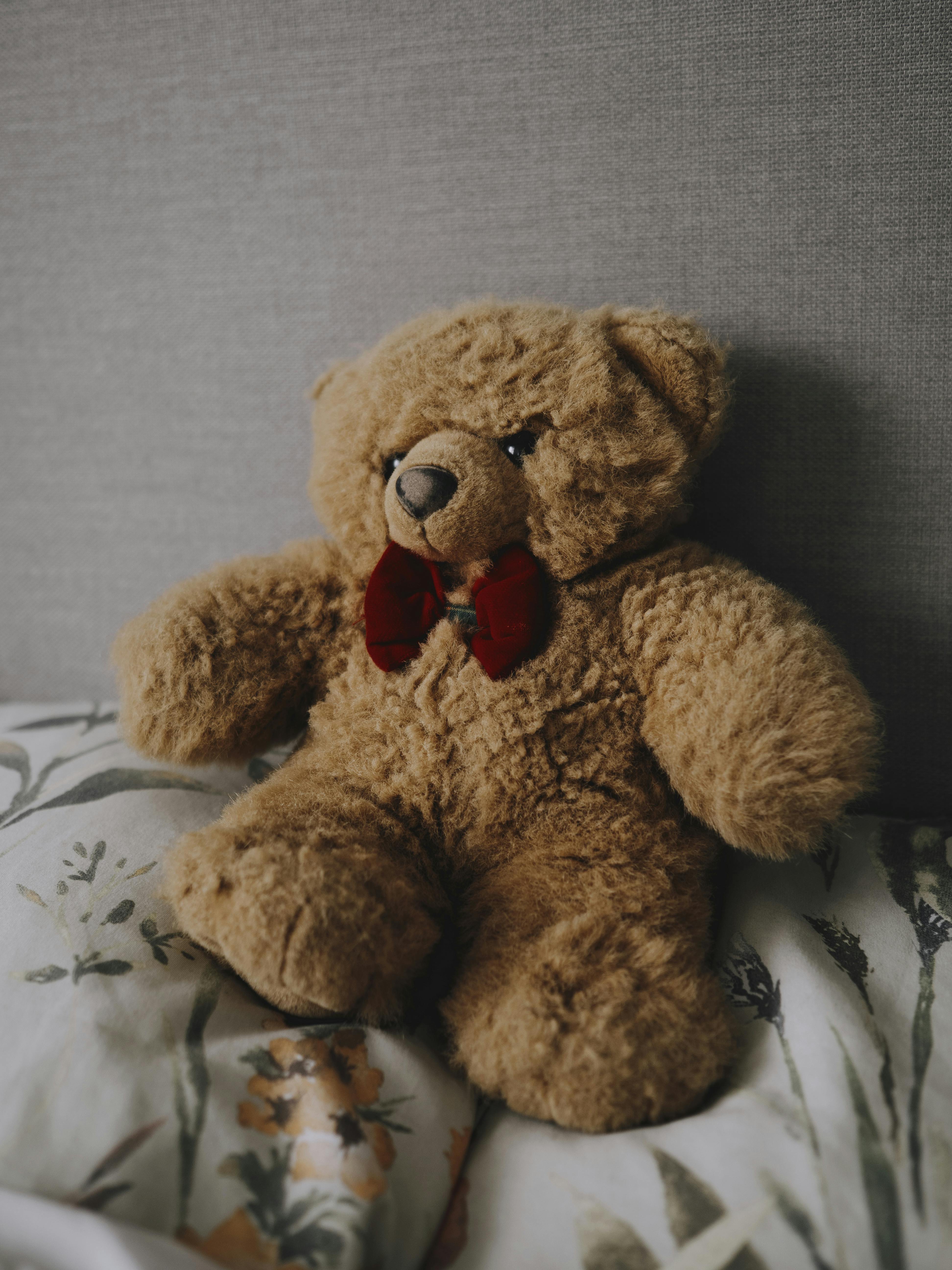 Un osito de peluche en una cama | Fuente: Pexels