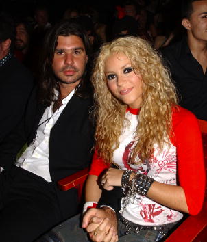 Shakira y su novio Antonio de la Rúa en el público de los MTV Video Music Awards Latinoamérica 2002, en el Teatro Jackie Gleason de Miami Beach, Florida, el 24 de octubre de 2002 | Fuente: Getty Images