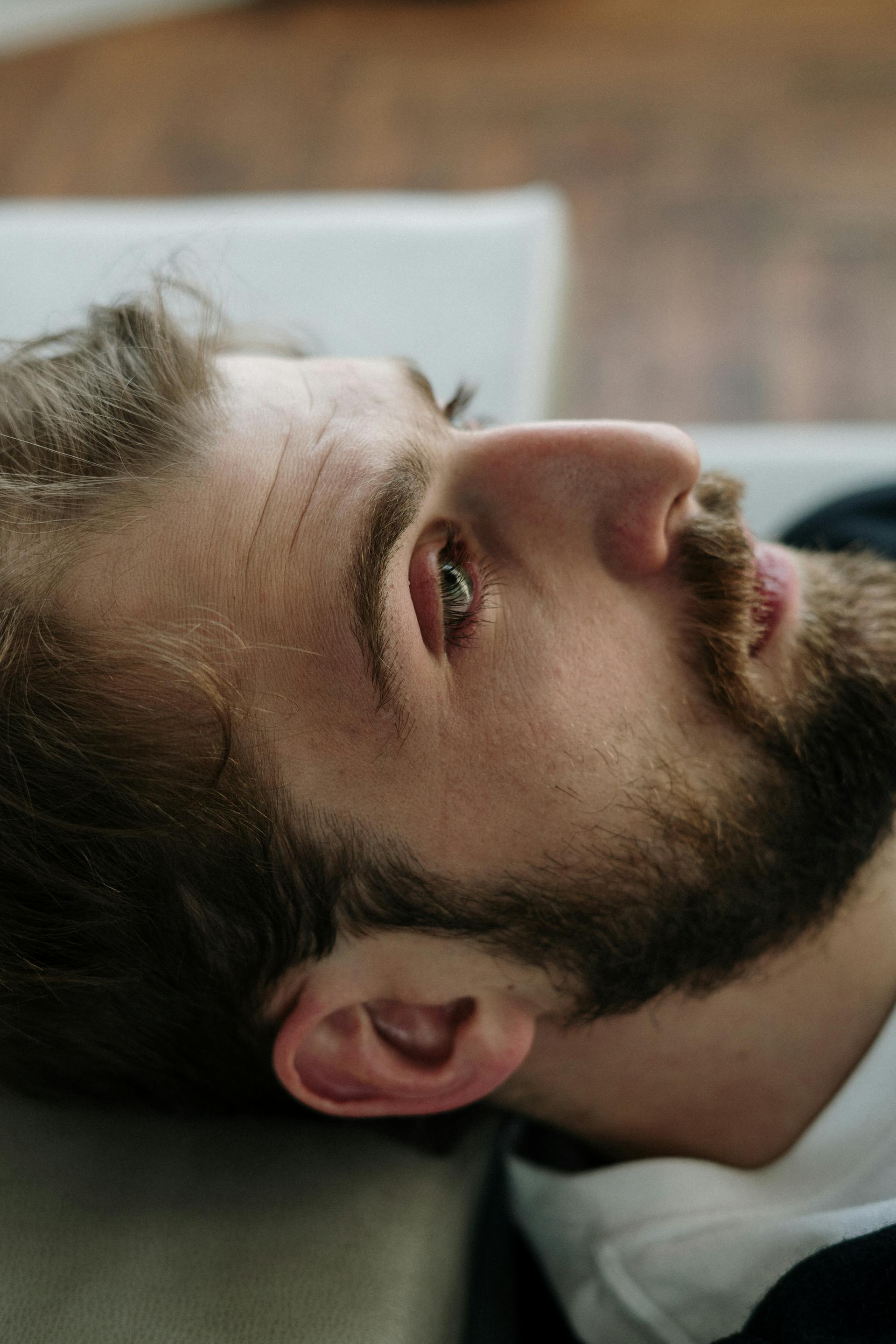 Un hombre conmocionado | Fuente: Pexels