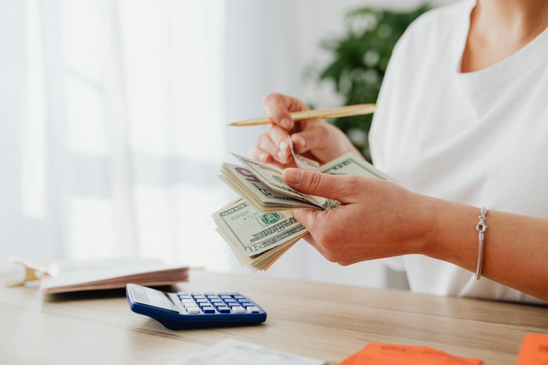 Una mujer contando dinero | Fuente: Pexels