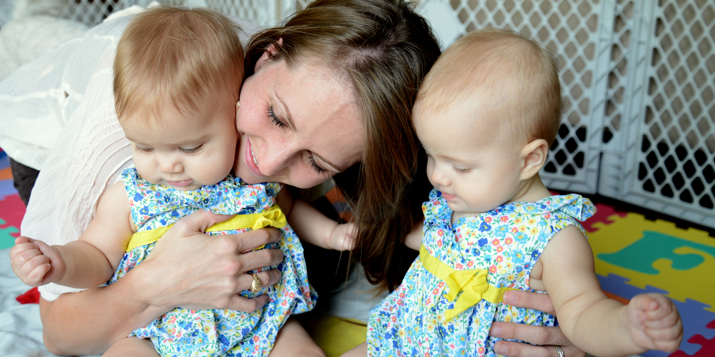 Una mujer con bebés en brazos | Fuente: Flickr(CC BY 2.0) Elen Santos