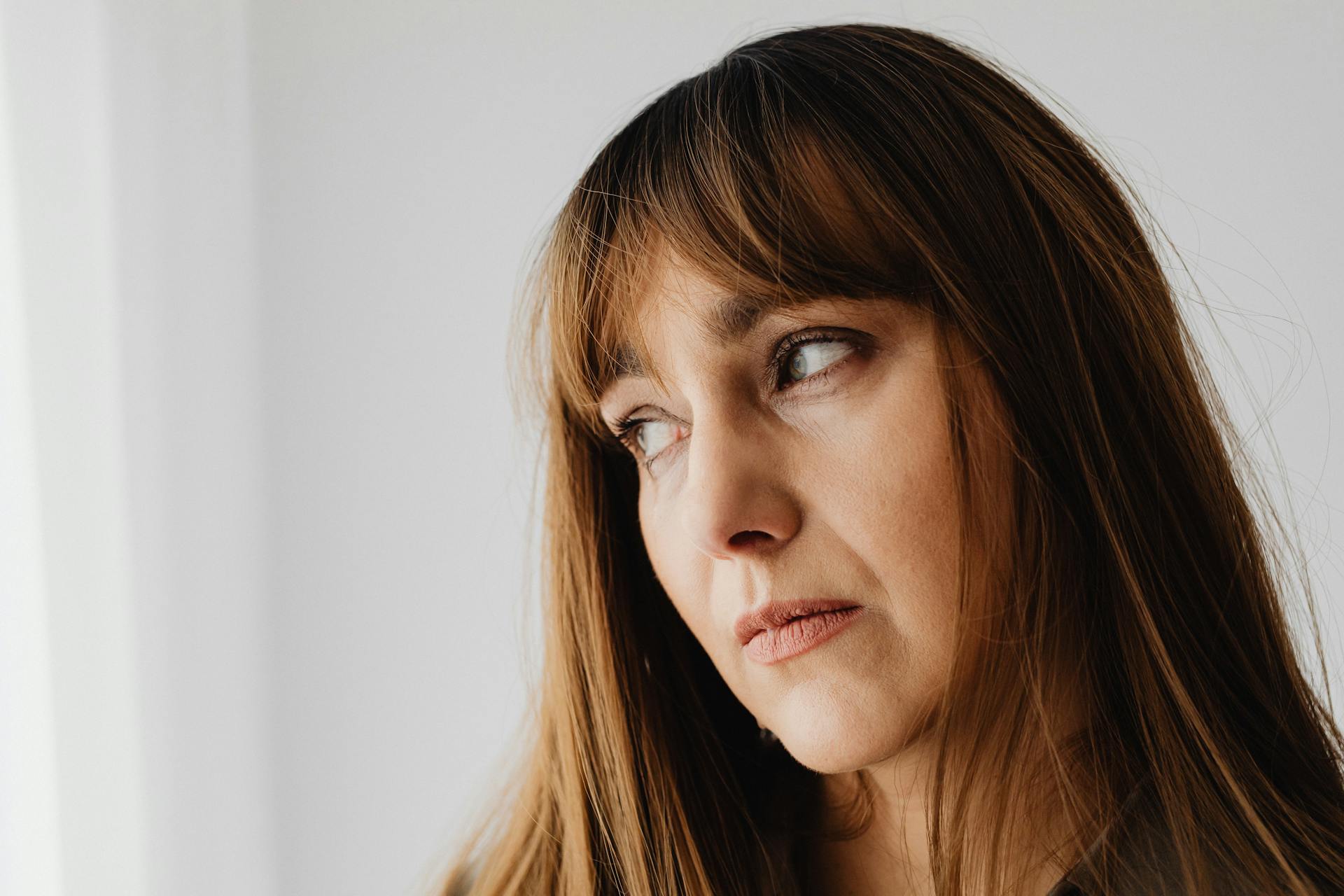 Una mujer mirando | Fuente: Pexels