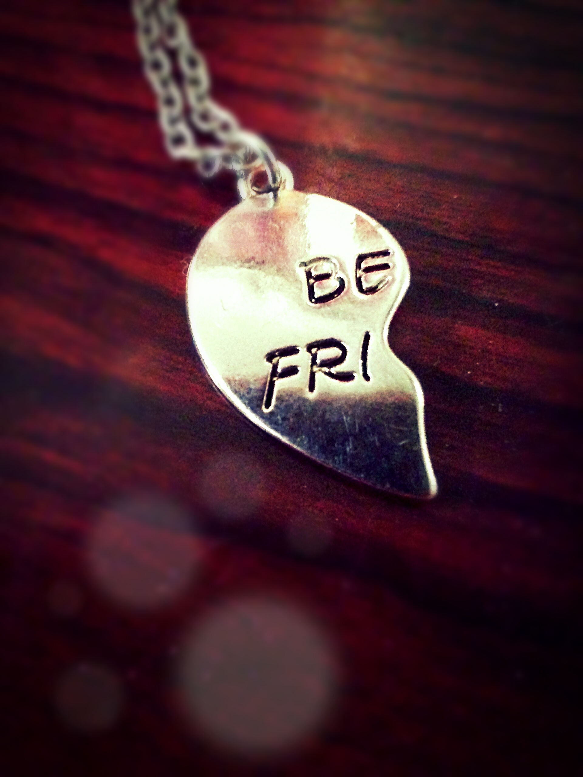 Un medallón de plata de medio corazón | Fuente: Shutterstock