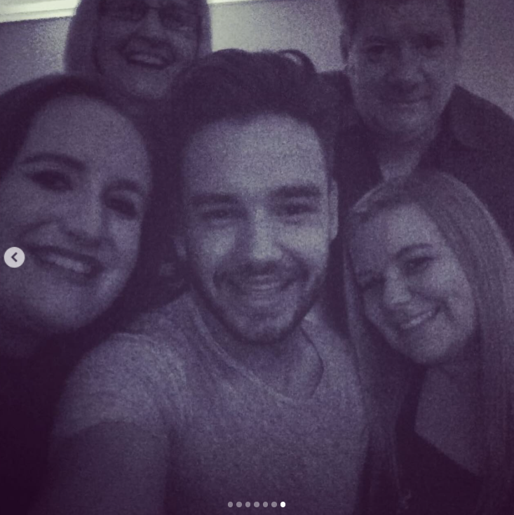 Liam Payne sonriendo con miembros de su familia durante una reunión informal. | Fuente: Instagram/@np2788