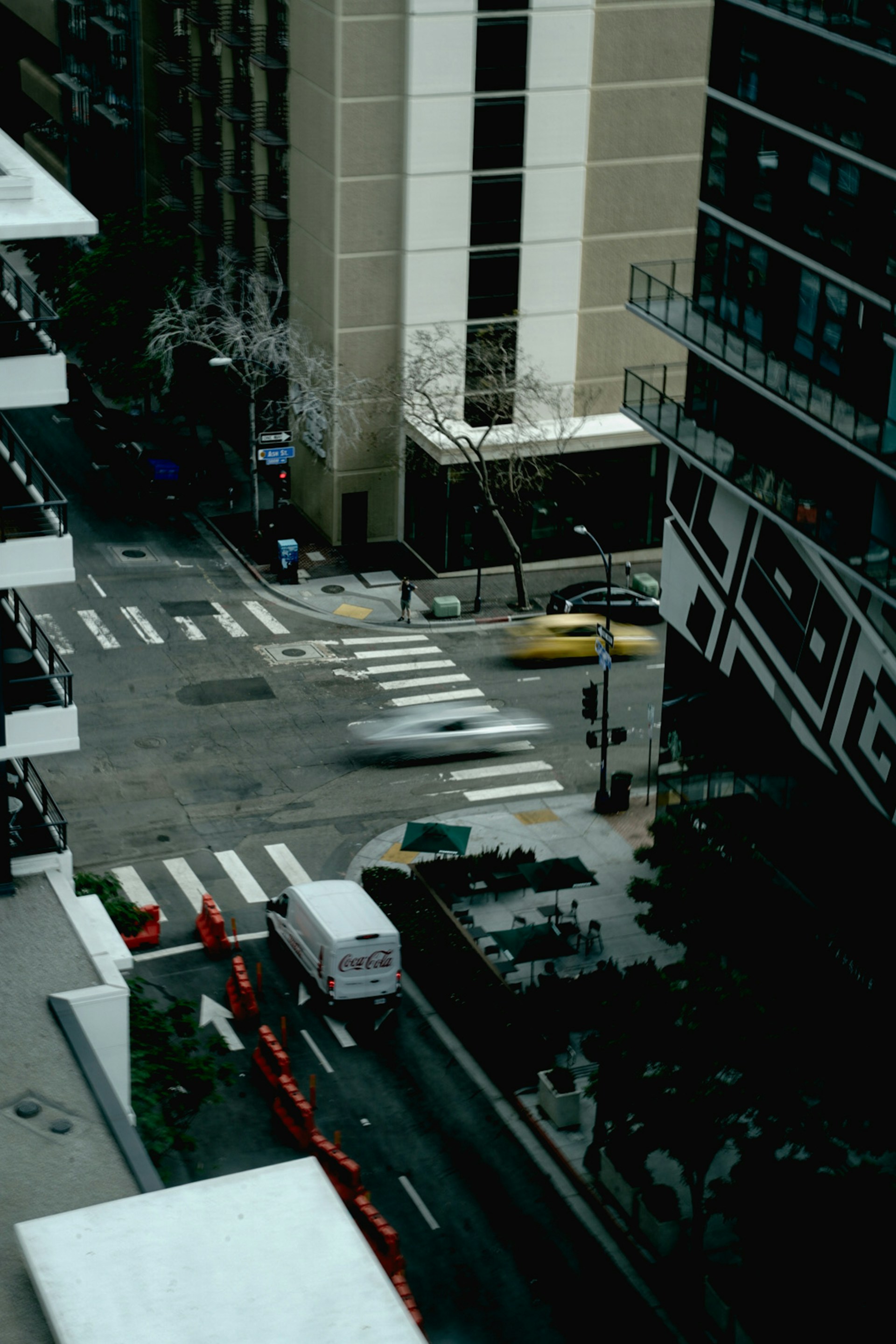 Vista aérea de vehículos a gran velocidad en una calle | Fuente: Unsplash