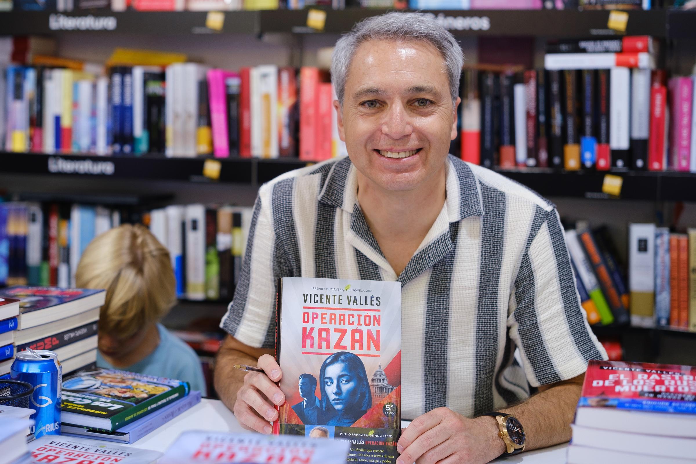 Vicente Vallés firma sus libros en la Feria del Libro 2022 en el Parque de El Retiro, el 5 de junio de 2022 en Madrid, España. | Fuente: Getty Images