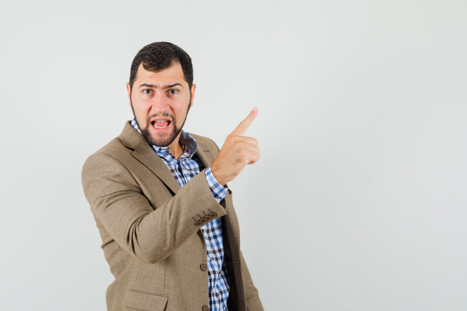 Un hombre enfadado señalando con el dedo | Fuente: Freepik