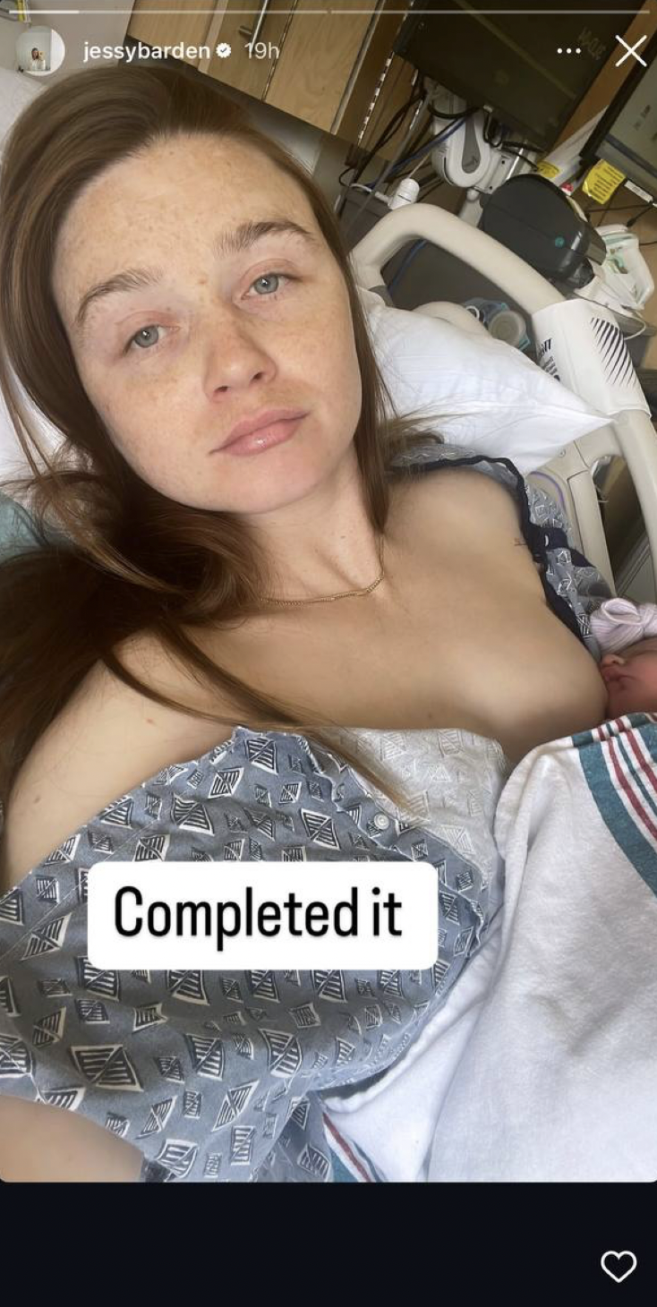 La nuera de Henry Winkler, Jessica Barben acunando a su bebé recién nacido | Fuente: Instagram/Jessybarben