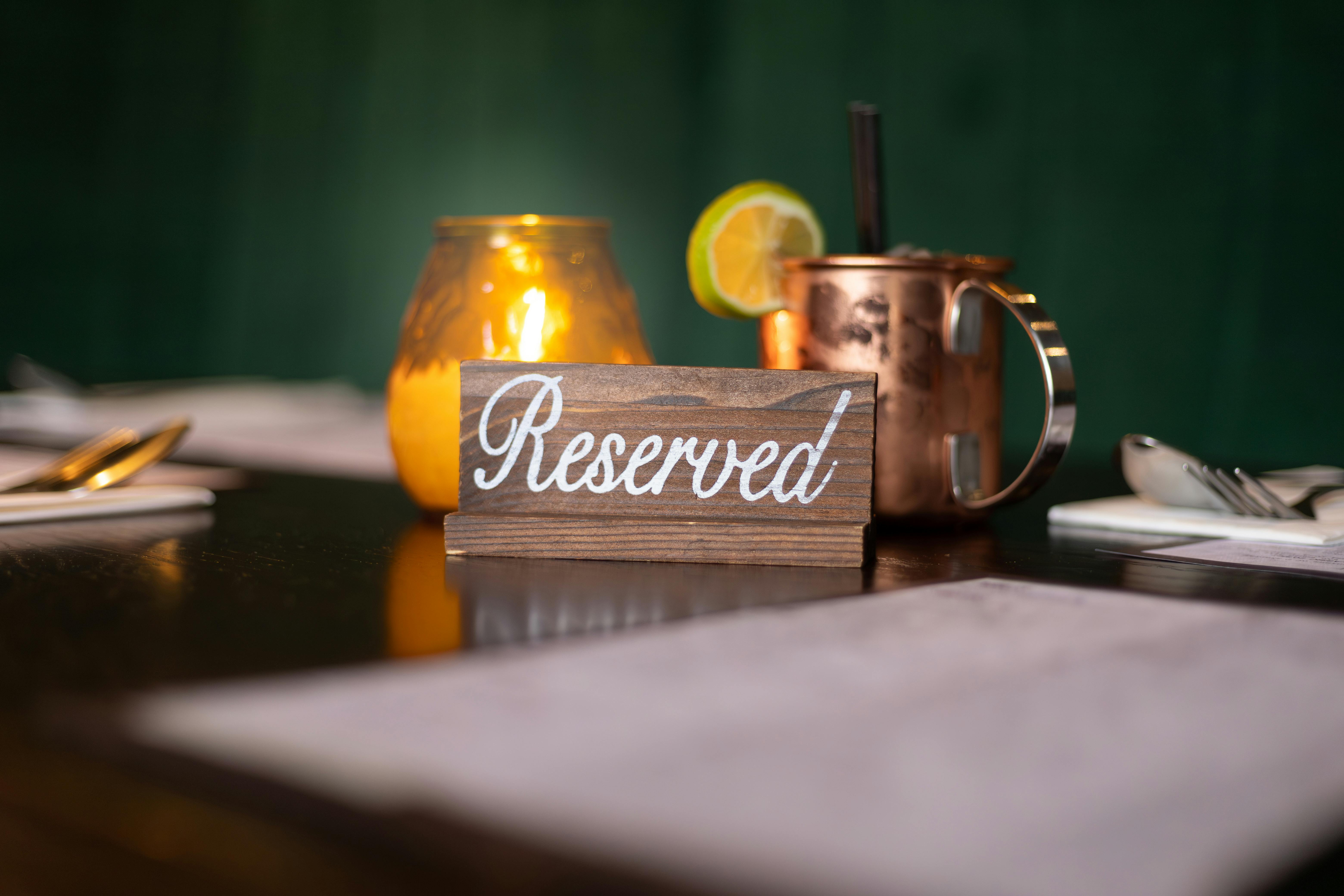 Mesa reservada en un restaurante | Fuente: Pexels