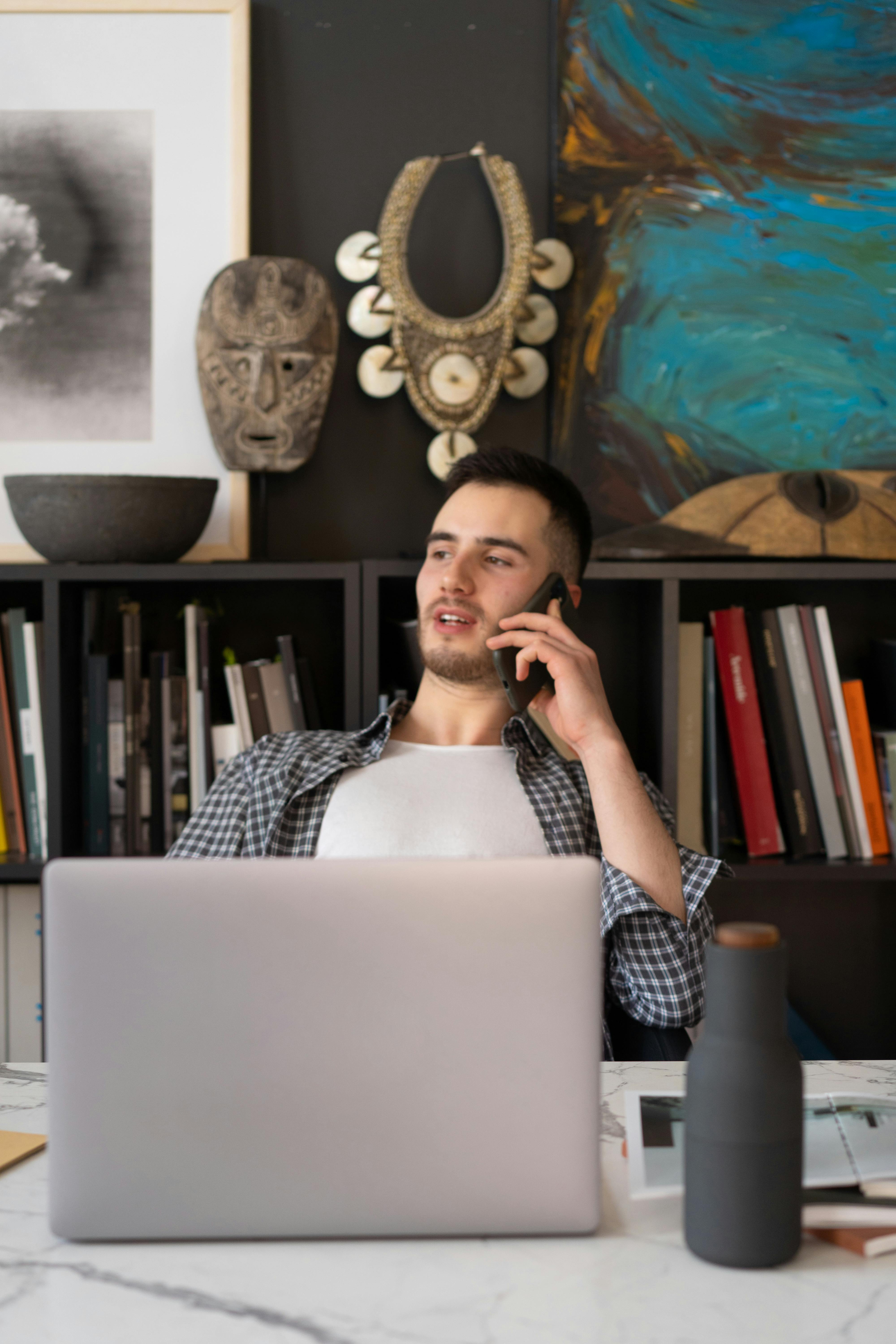 Un hombre serio en una llamada | Fuente: Pexels