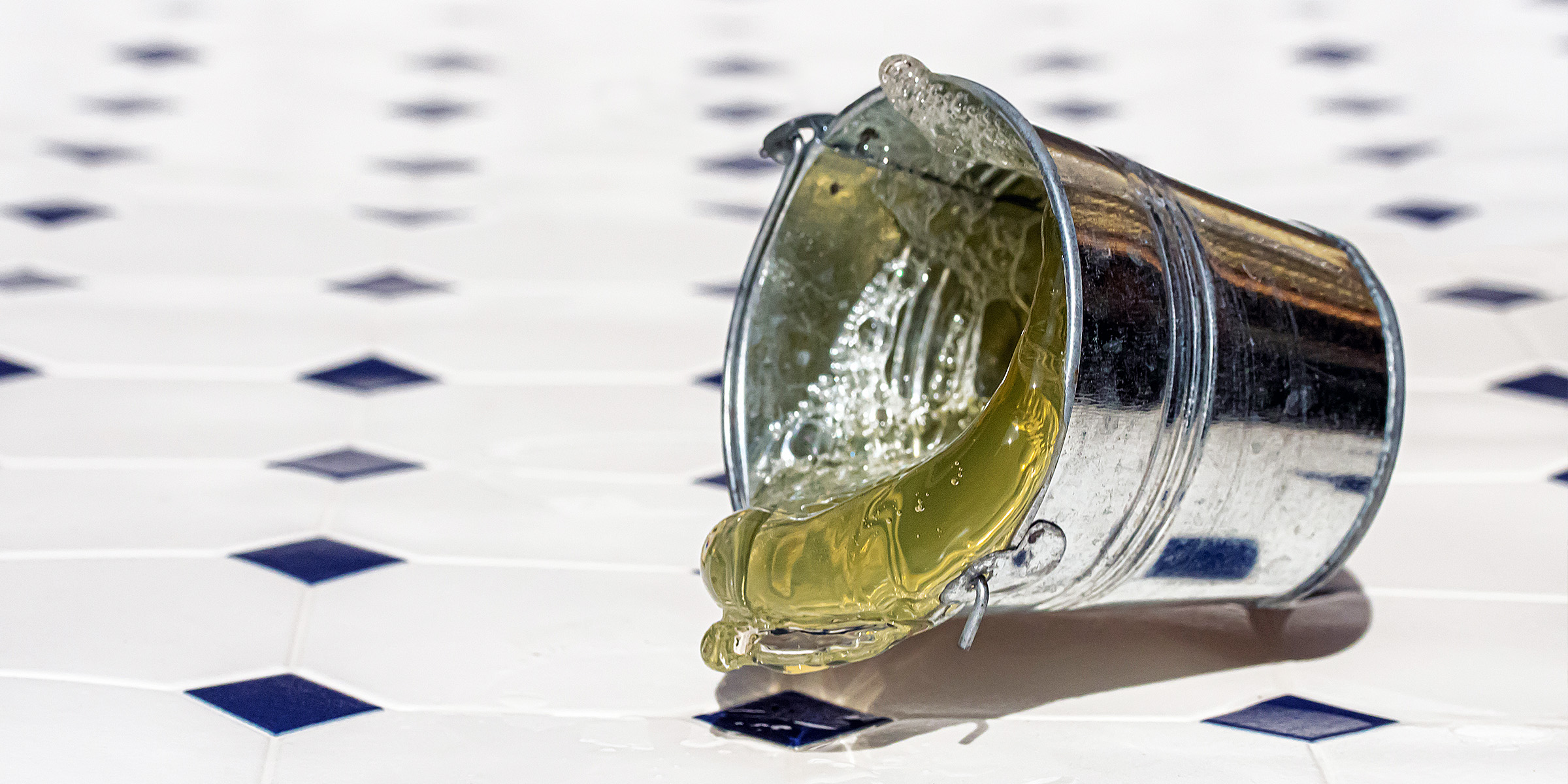 Un cubo plateado en el suelo de un supermercado | Fuente: Shutterstock