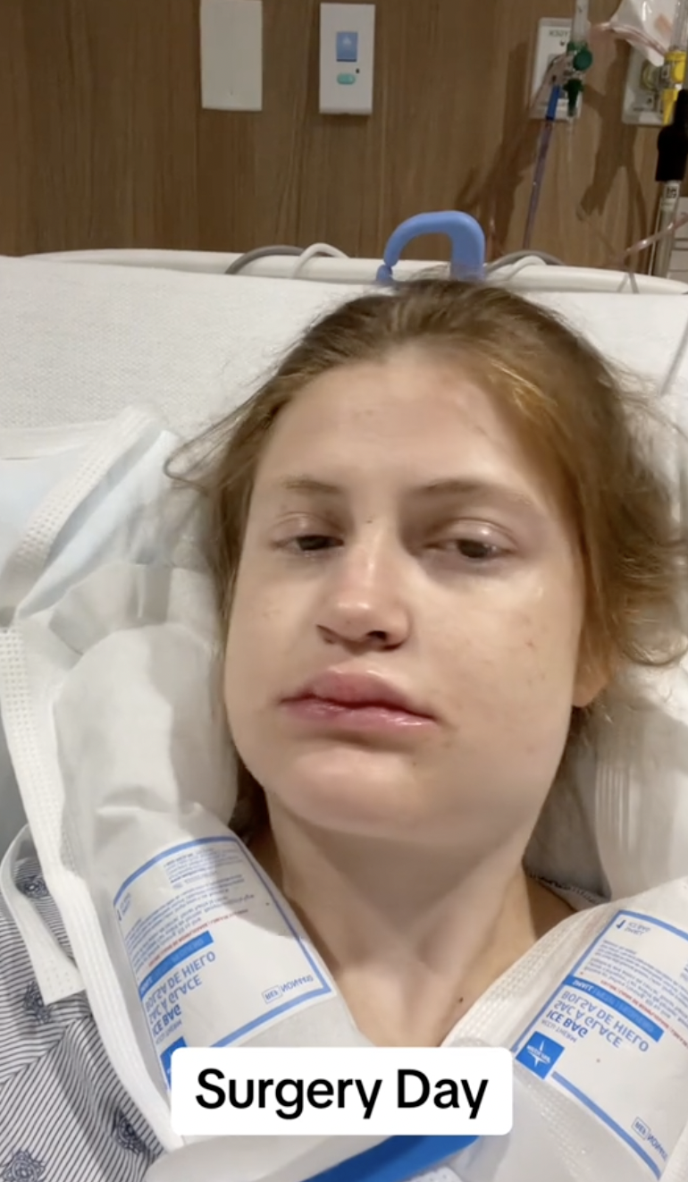 Virginia Elder descansa tras la operación, con la hinchazón visible y las compresas frías colocadas | Fuente: TikTok/virginiaeelder