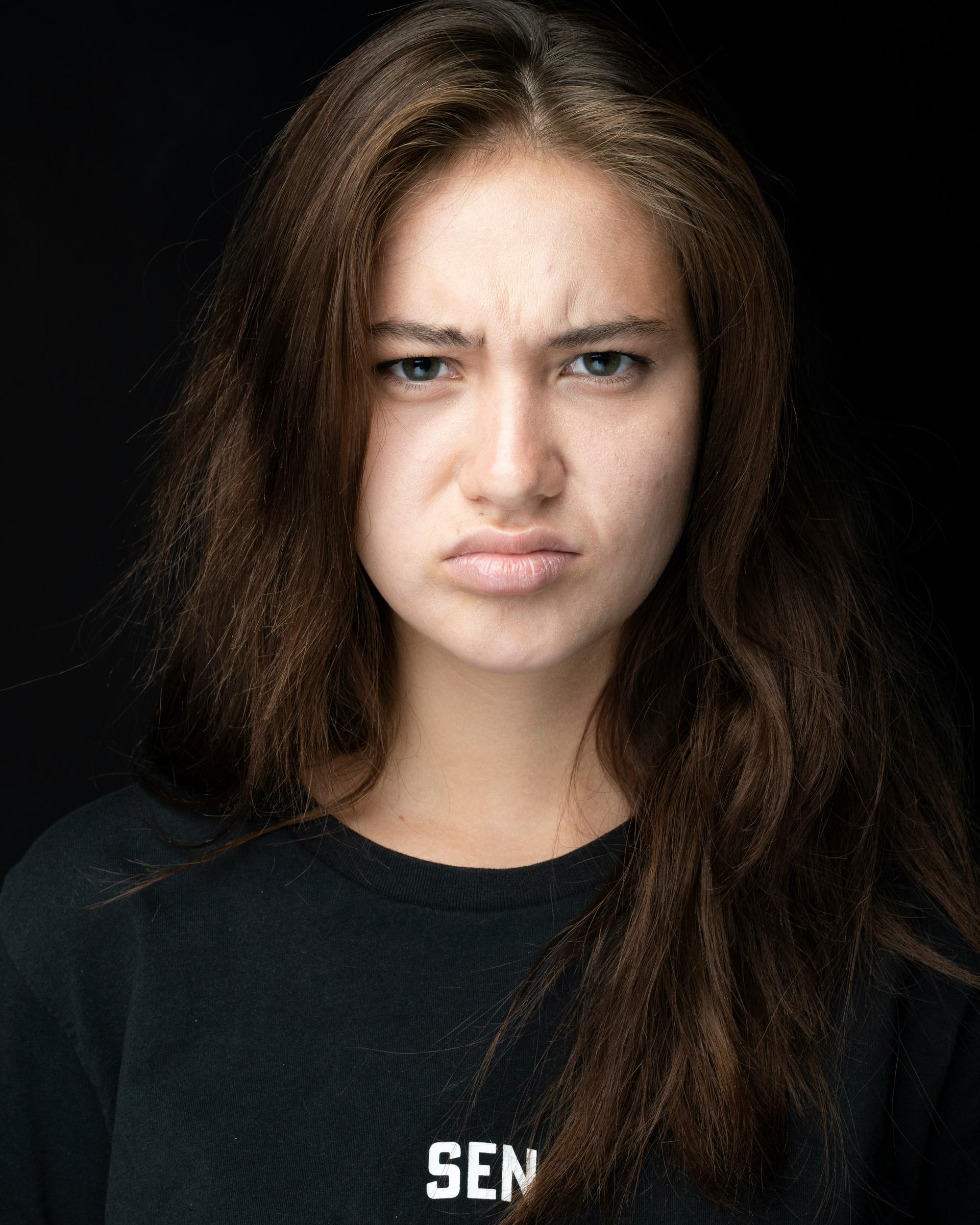 Una adolescente alterada | Fuente: Unsplash