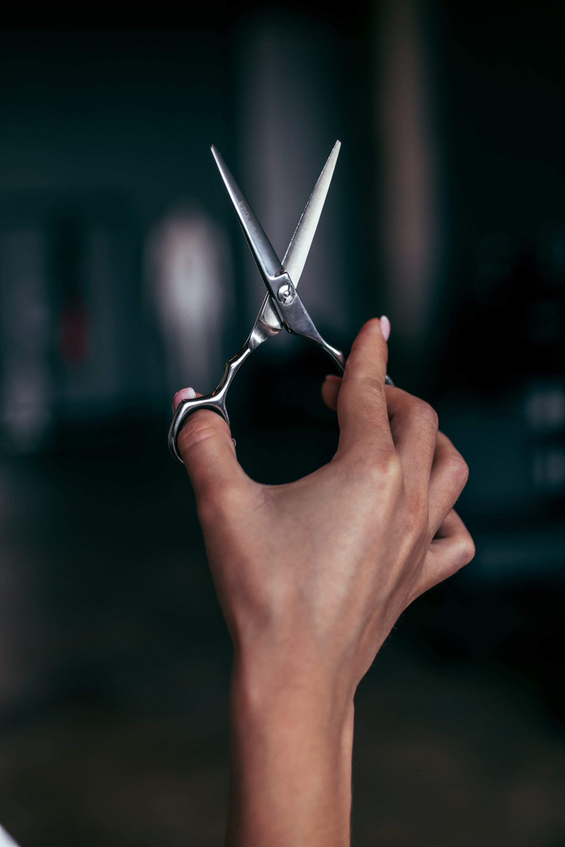 Una mujer sujetando unas tijeras | Fuente: Unsplash
